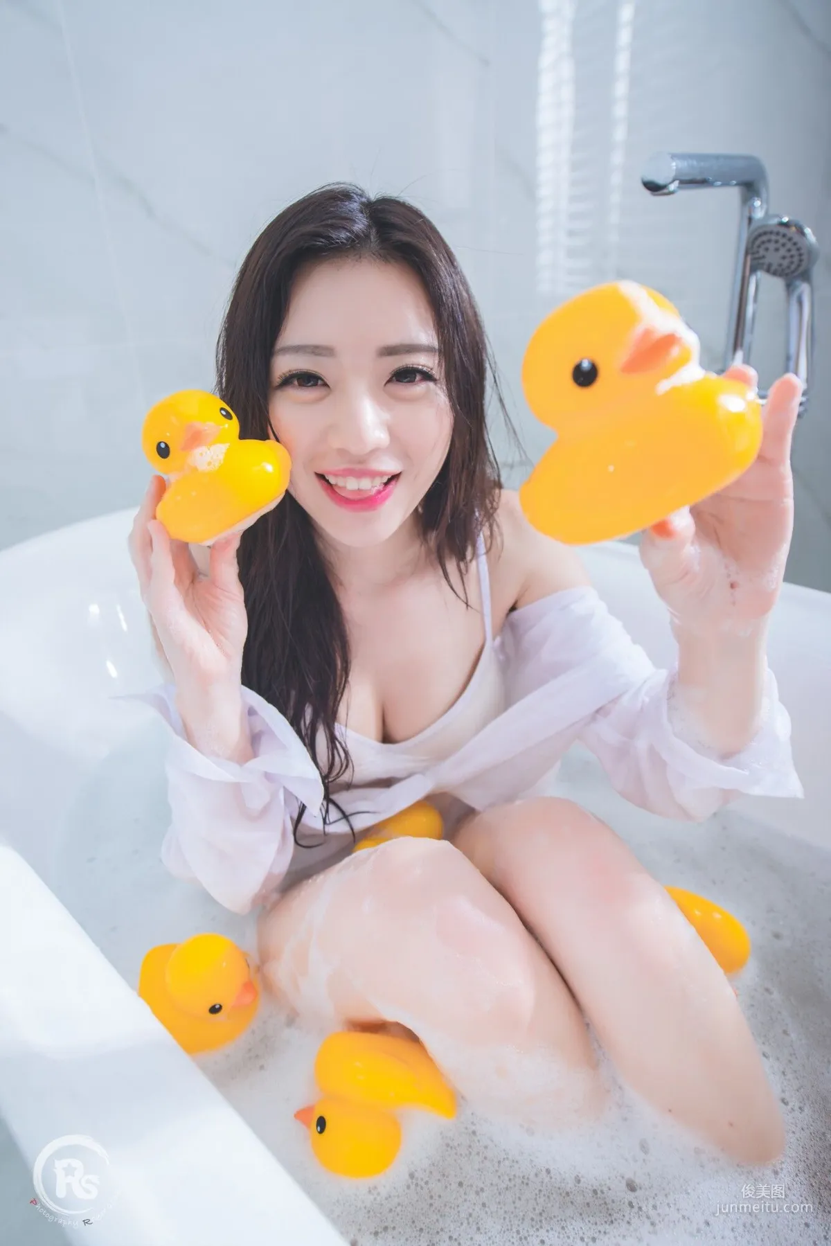[台灣網紅美女] 謝立琪《謝雨琪の護士》 寫真集 35