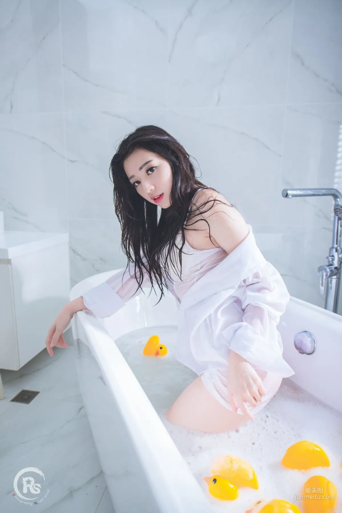 [台灣網紅美女] 謝立琪《謝雨琪の護士》 寫真集 50