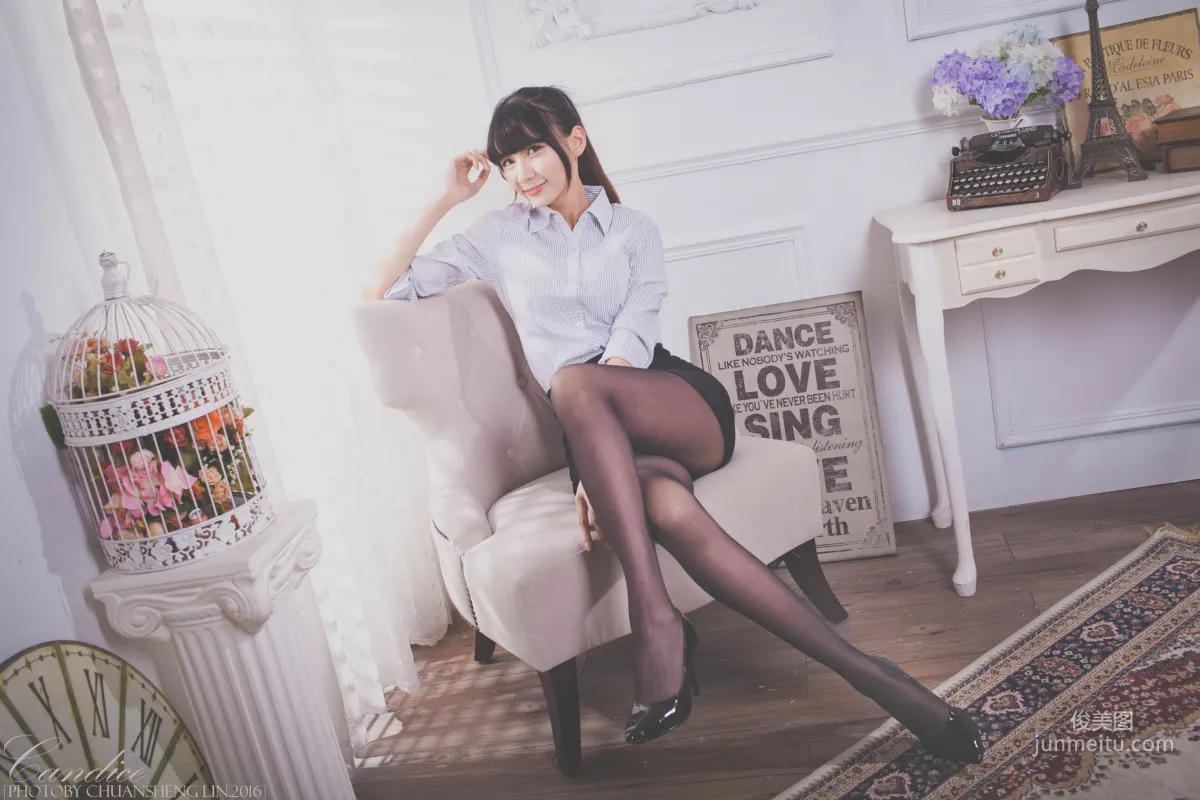 [台湾正妹] 蔡译心 - 棚拍黑丝制服美腿 写真集5