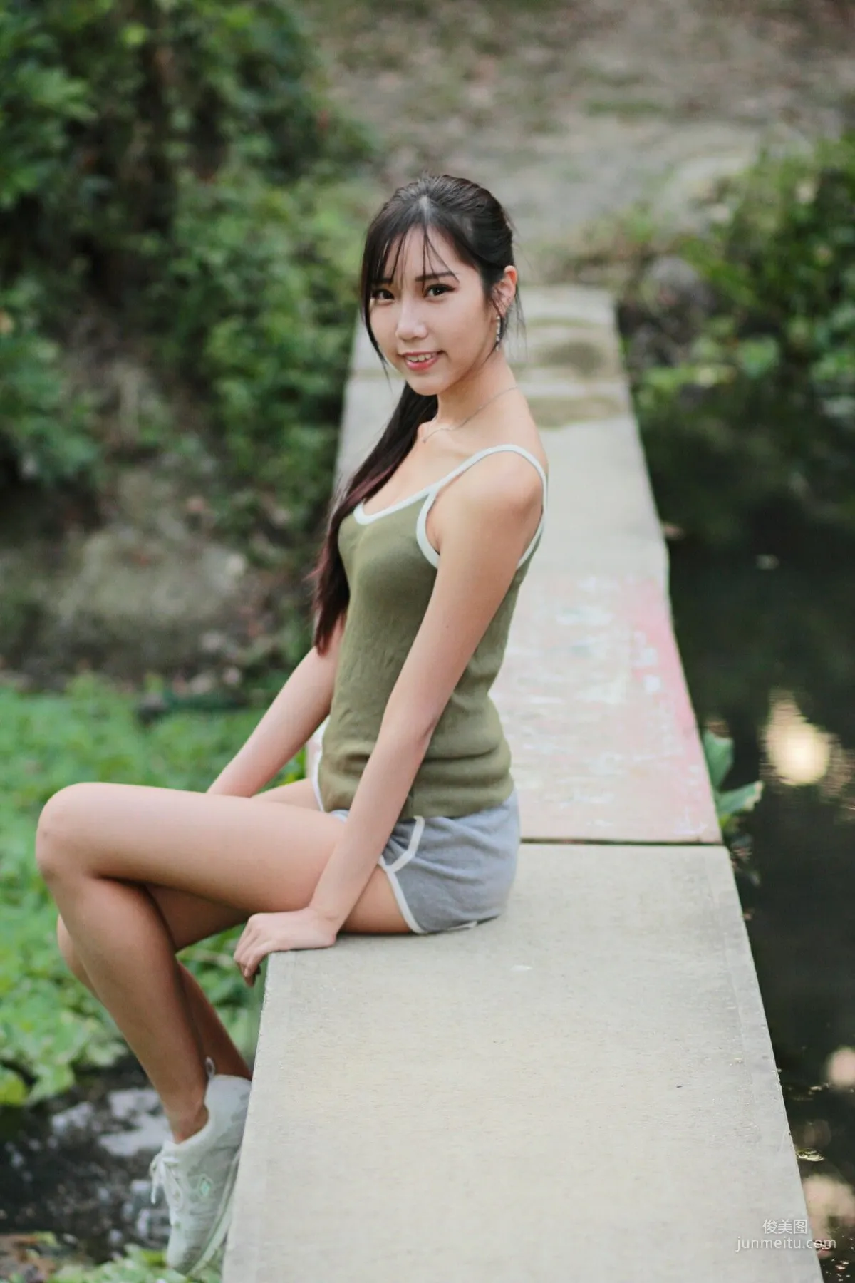 [台湾正妹] 豬比《兒童美術館外拍》 写真集35