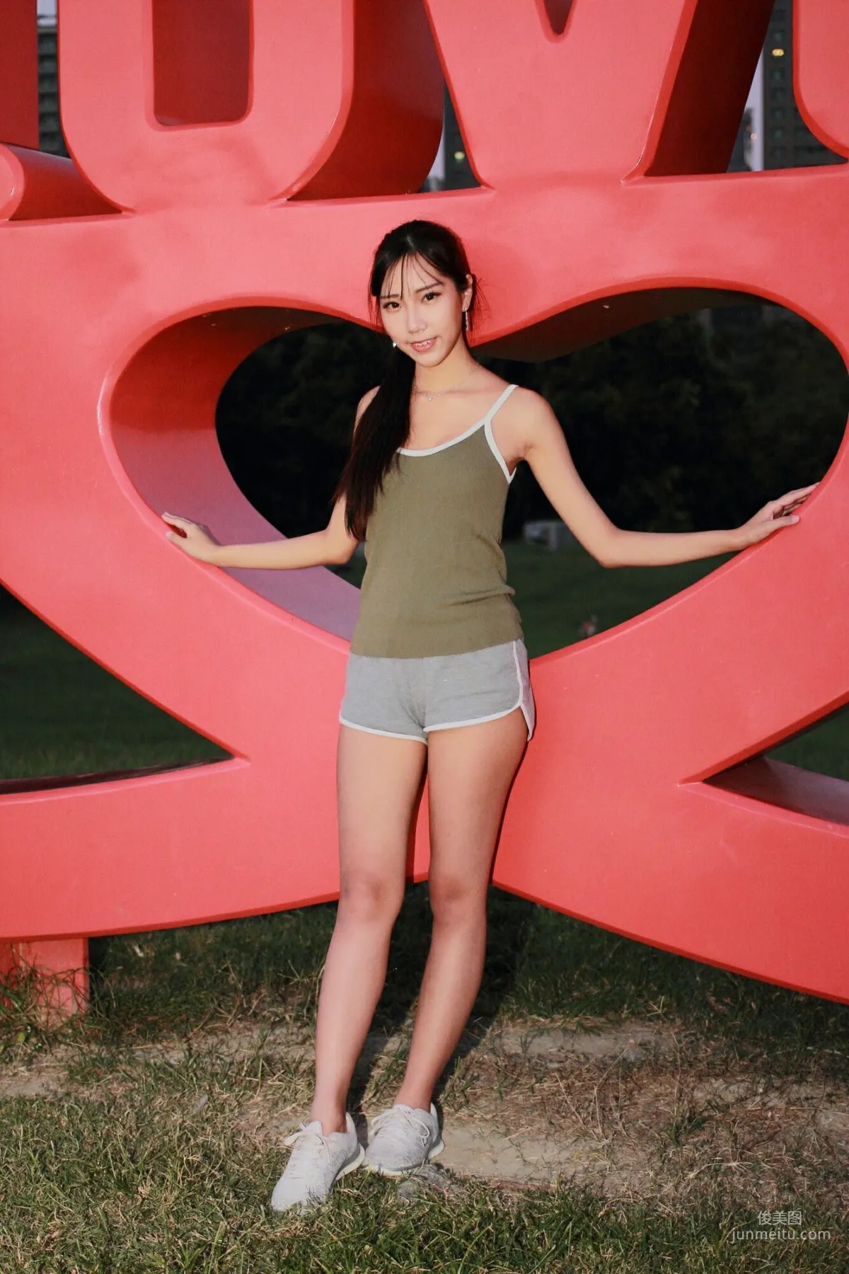 [台湾正妹] 豬比《兒童美術館外拍》 写真集37