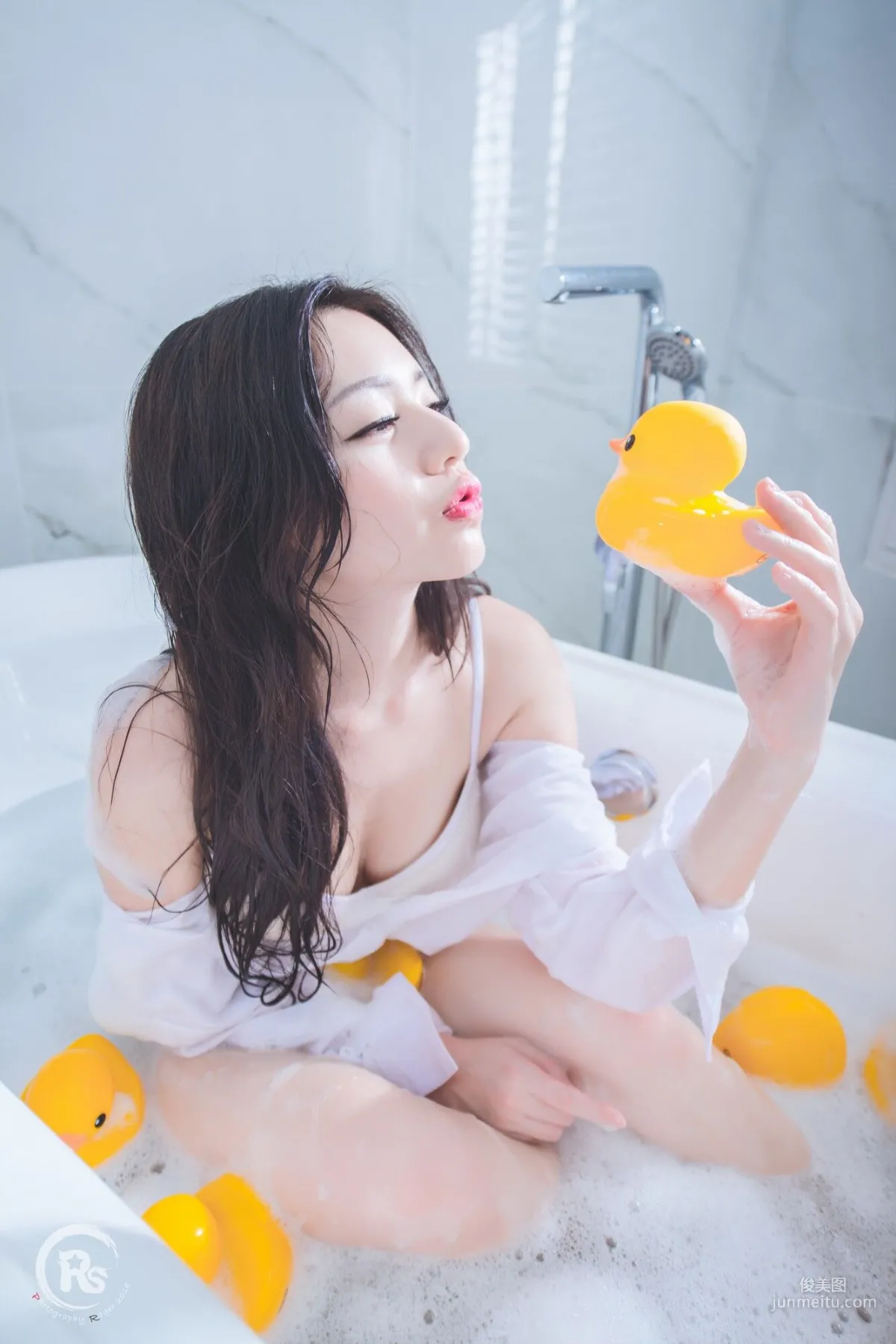 [台灣網紅美女] 謝立琪《謝雨琪の護士》 寫真集 32