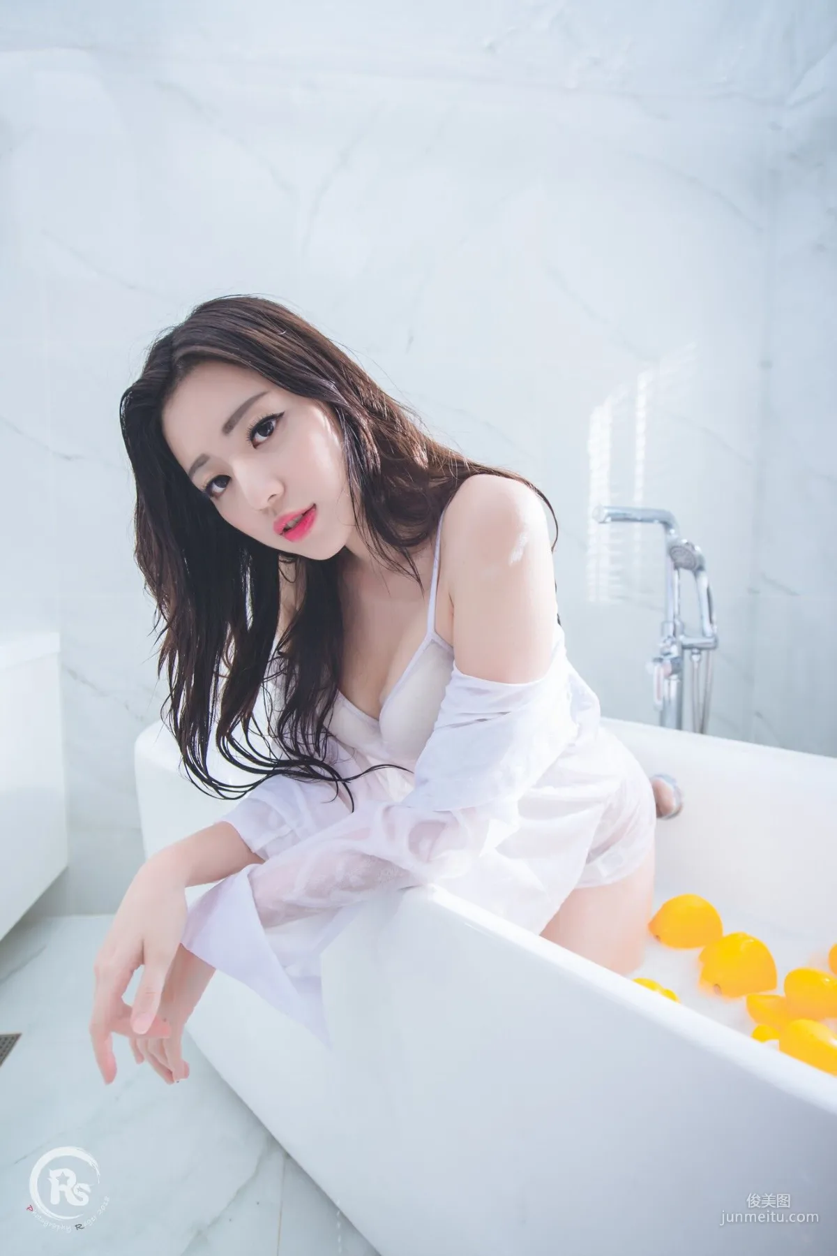 [台灣網紅美女] 謝立琪《謝雨琪の護士》 寫真集 41