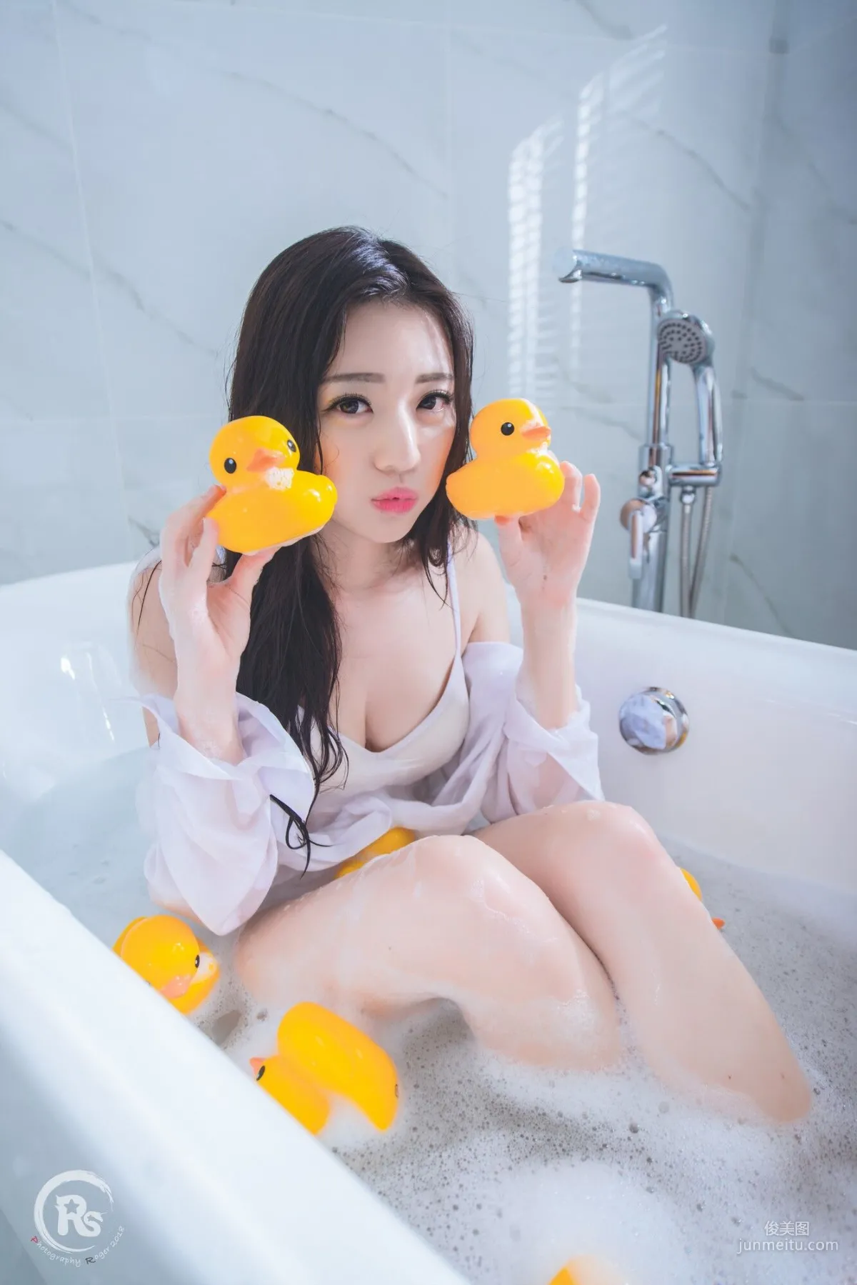 [台灣網紅美女] 謝立琪《謝雨琪の護士》 寫真集 34