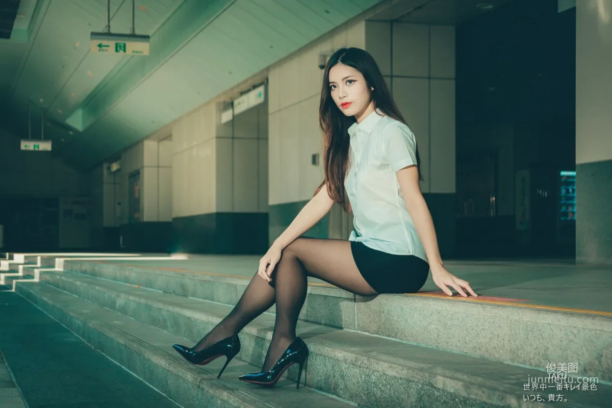 [台灣網紅美女] 黃書庭 OL黑絲外拍 寫真集 7