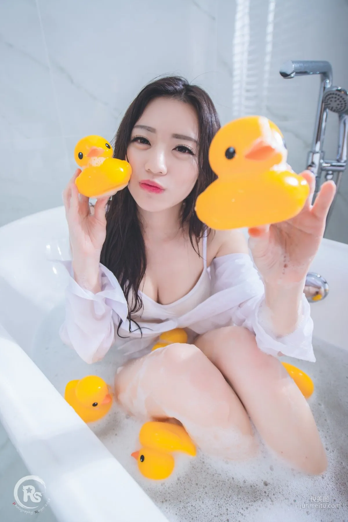 [台灣網紅美女] 謝立琪《謝雨琪の護士》 寫真集 36