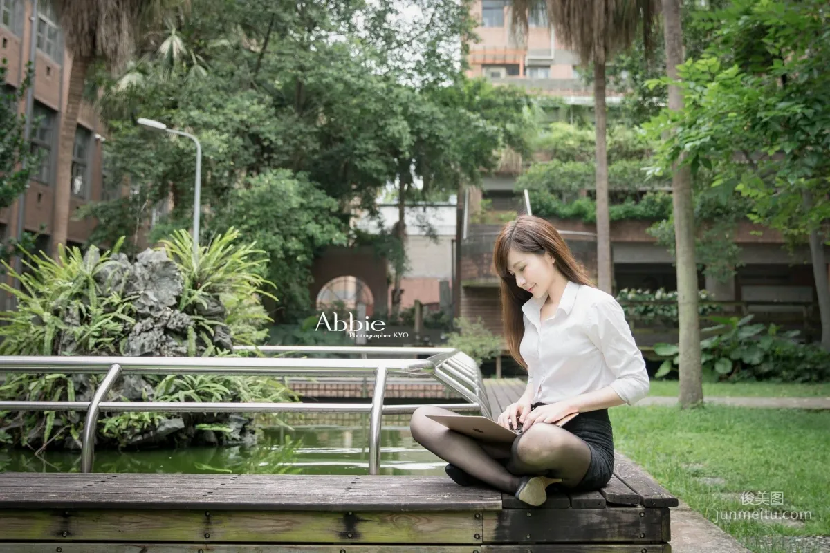 [台湾正妹] 邱艾比Abbie 黑丝OL内衣赏 写真集1