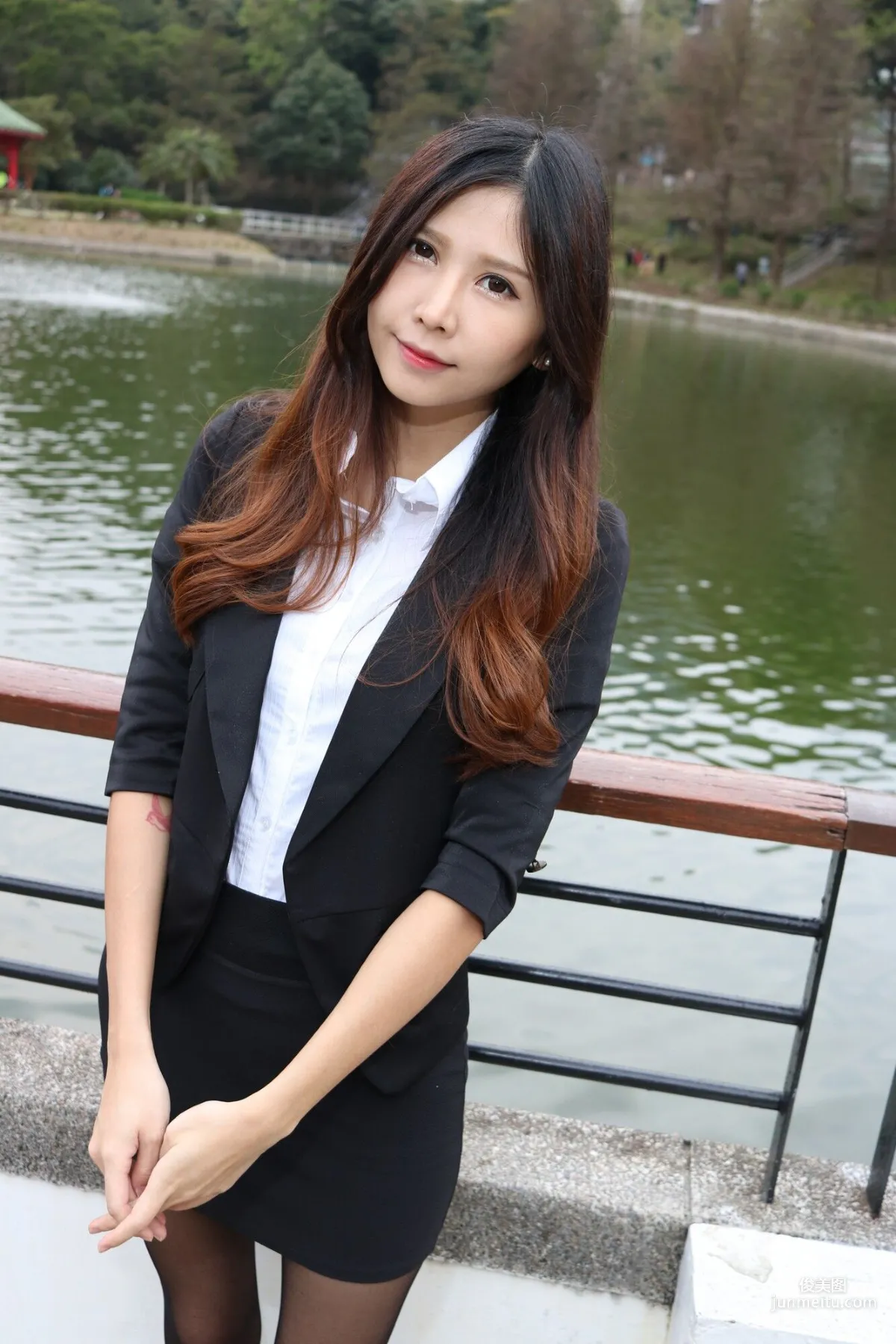 [台灣嫩模] Zooey《中文大學OL黑絲美腿》 寫真集 35
