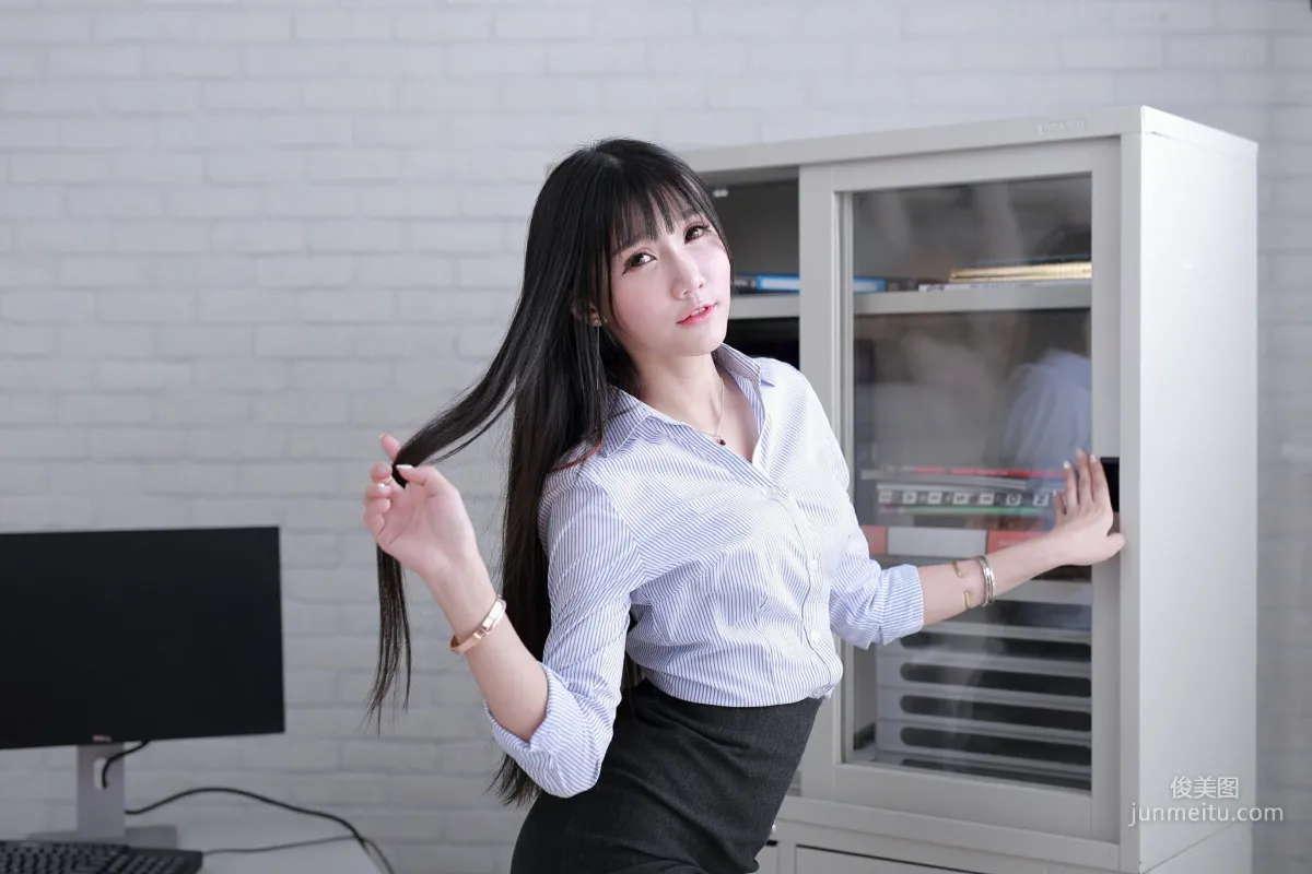 [台灣女神] 喬喬兒 - 吊帶黑絲嬌俏OL 寫真集 23