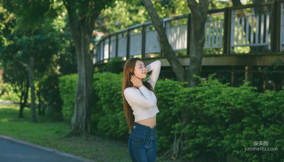 [台灣嫩模] 夏晴Miso《公園牛仔緊身褲美腿》 寫真集 22