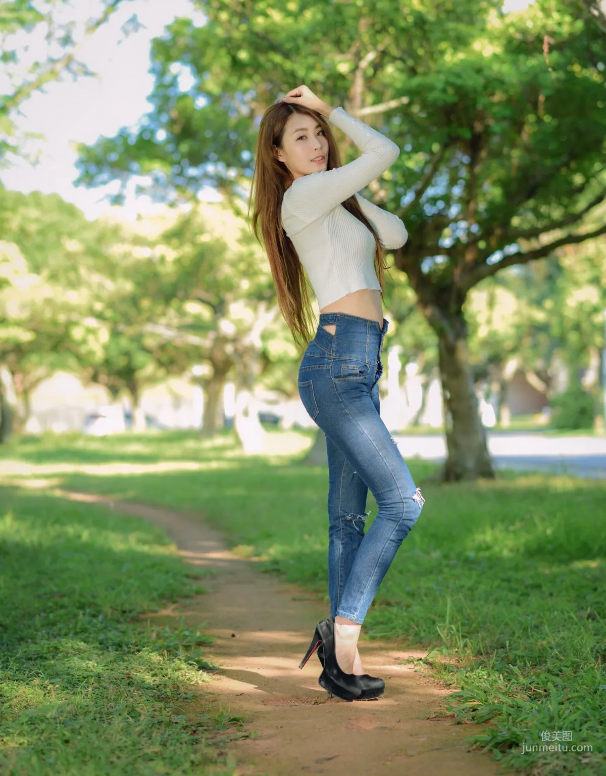 [台灣嫩模] 夏晴Miso《公園牛仔緊身褲美腿》 寫真集 46