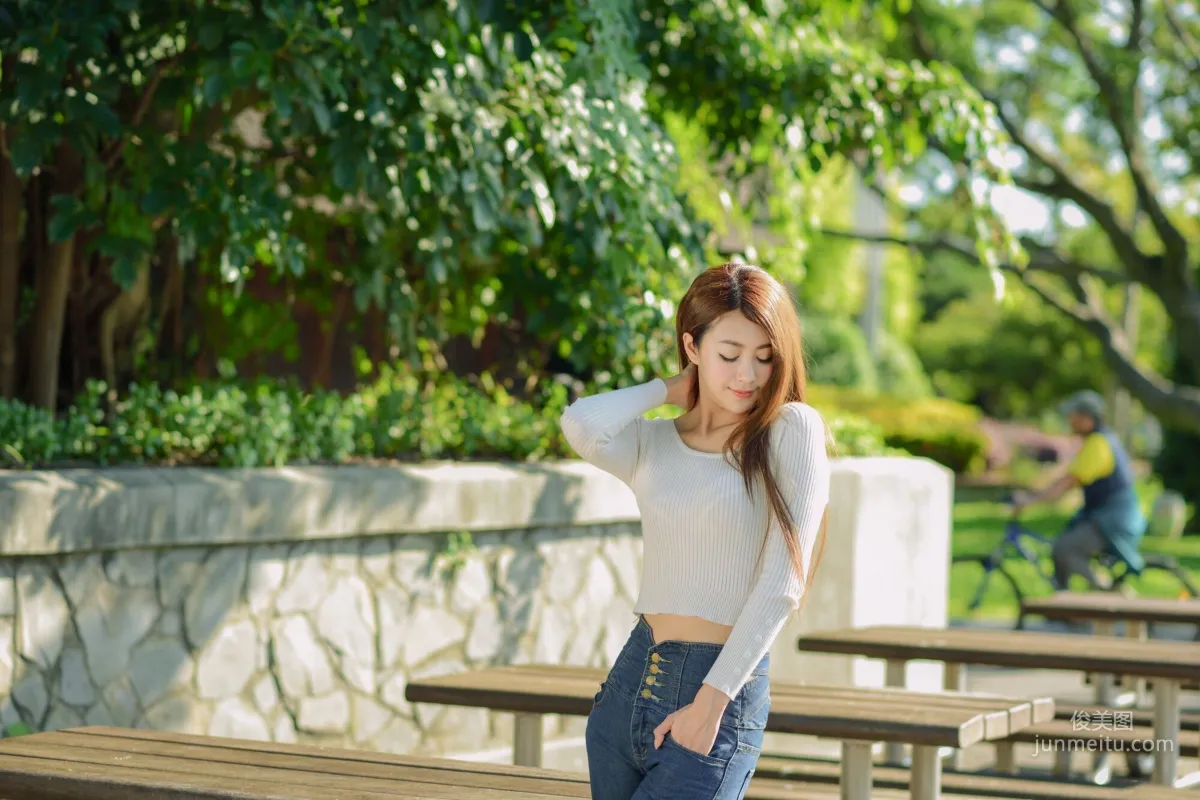 [台灣嫩模] 夏晴Miso《公園牛仔緊身褲美腿》 寫真集 43