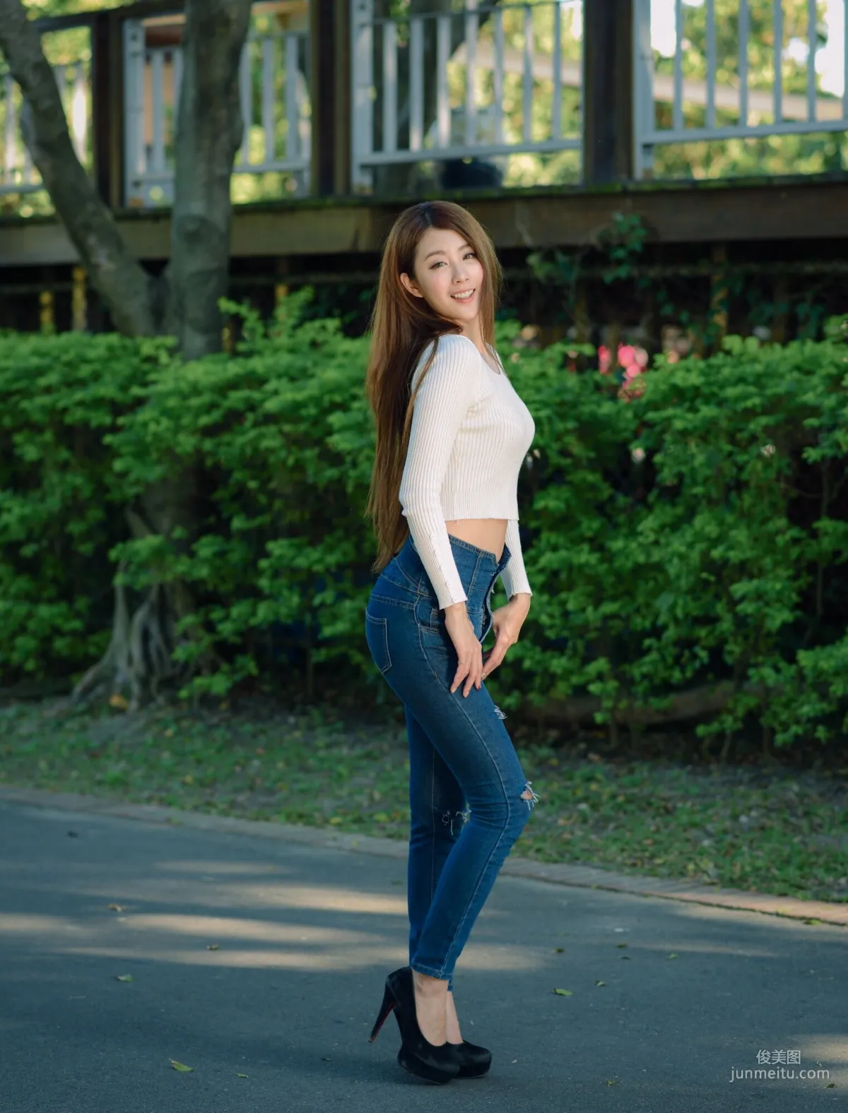 [台灣嫩模] 夏晴Miso《公園牛仔緊身褲美腿》 寫真集 48