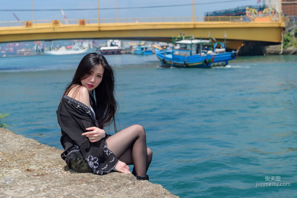 [台湾正妹] coco 阳光下的热裤黑丝 写真集45