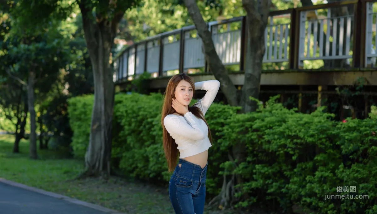 [台灣嫩模] 夏晴Miso《公園牛仔緊身褲美腿》 寫真集 23