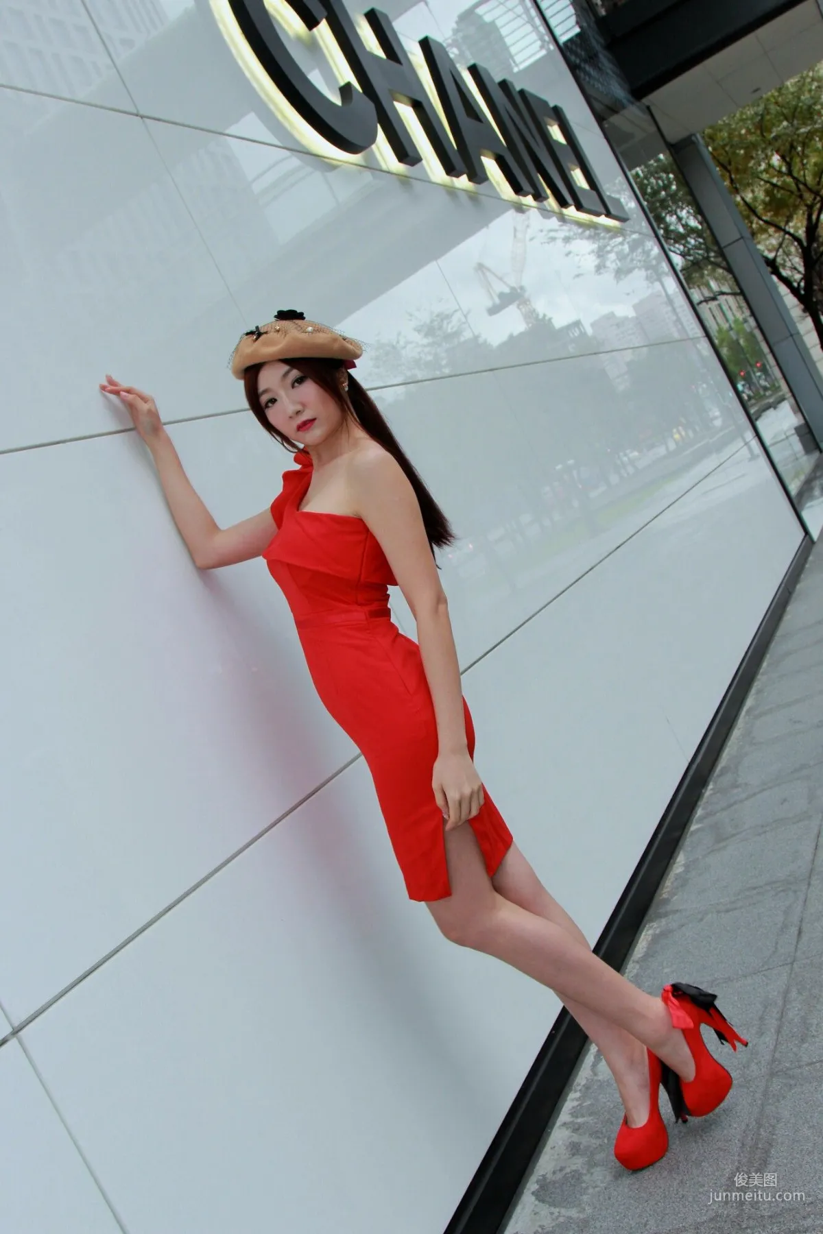 [台灣正妹] Michelle小羽《信義區外拍2套服裝》 寫真集 26