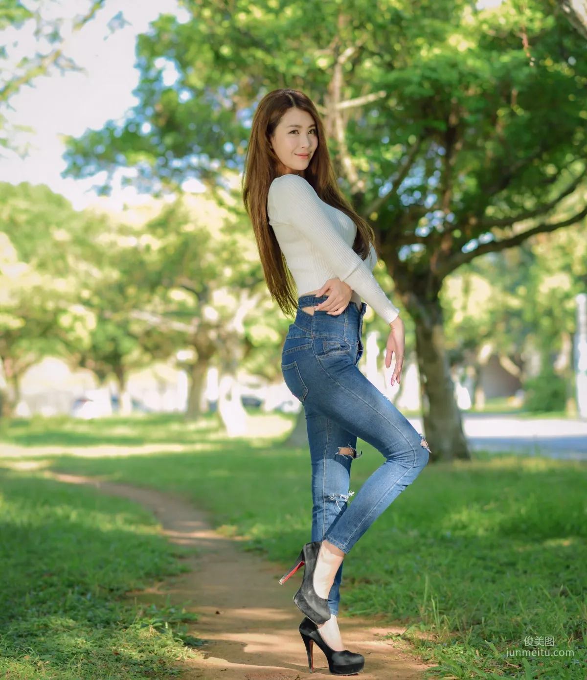 [台灣嫩模] 夏晴Miso《公園牛仔緊身褲美腿》 寫真集 45