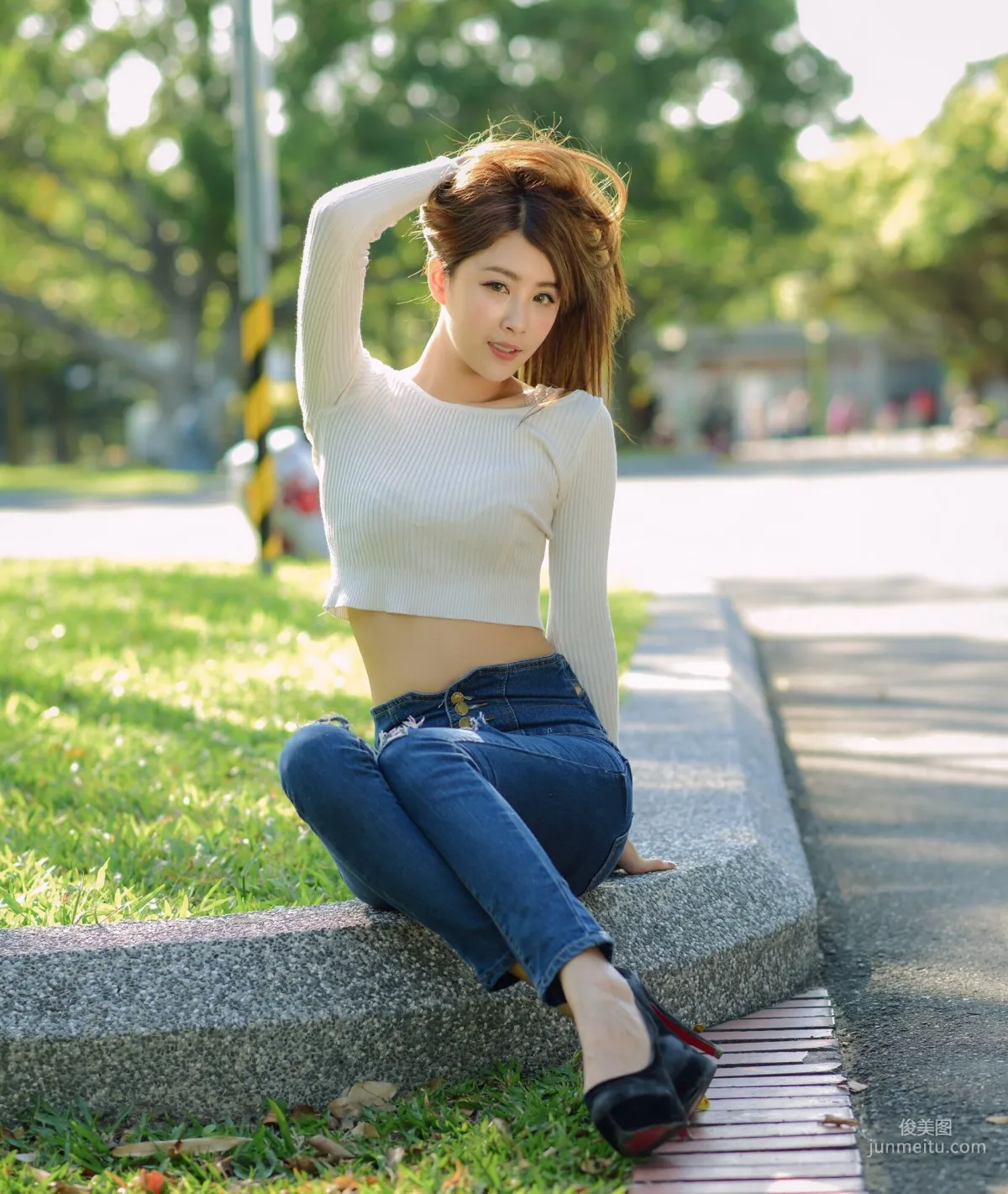 [台灣嫩模] 夏晴Miso《公園牛仔緊身褲美腿》 寫真集 26