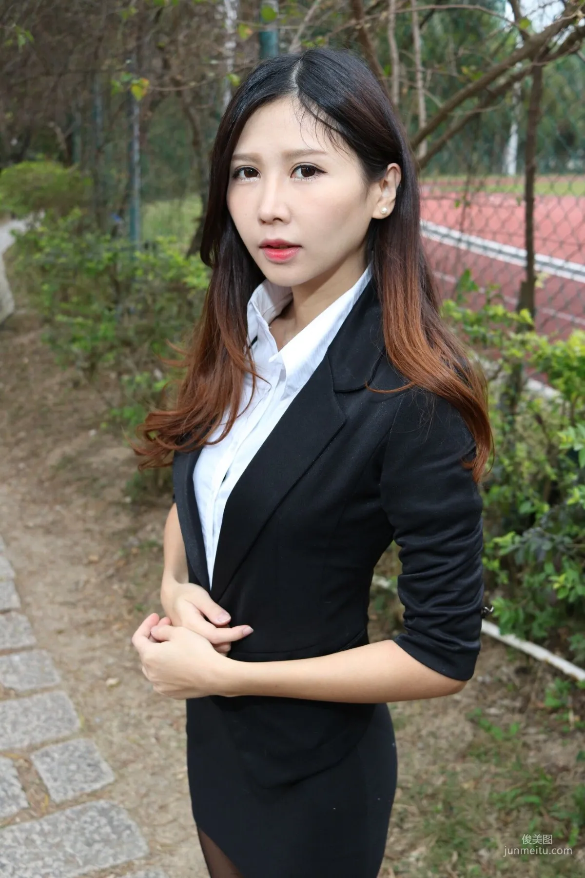 [台灣嫩模] Zooey《中文大學OL黑絲美腿》 寫真集 1