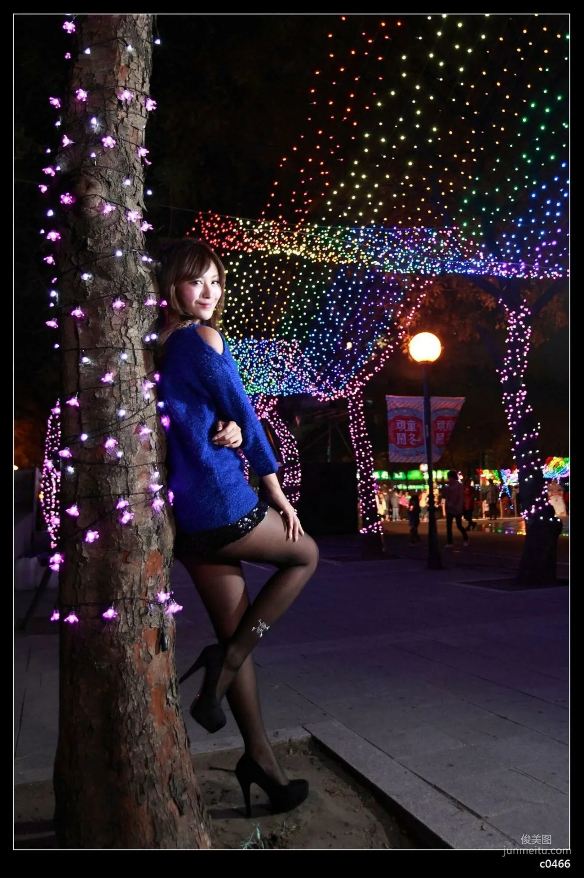 [台湾正妹] 夏晴Miso《圣诞夜黑丝街拍》 写真集91