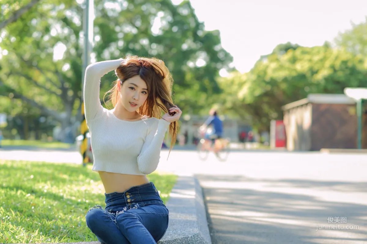 [台灣嫩模] 夏晴Miso《公園牛仔緊身褲美腿》 寫真集 52