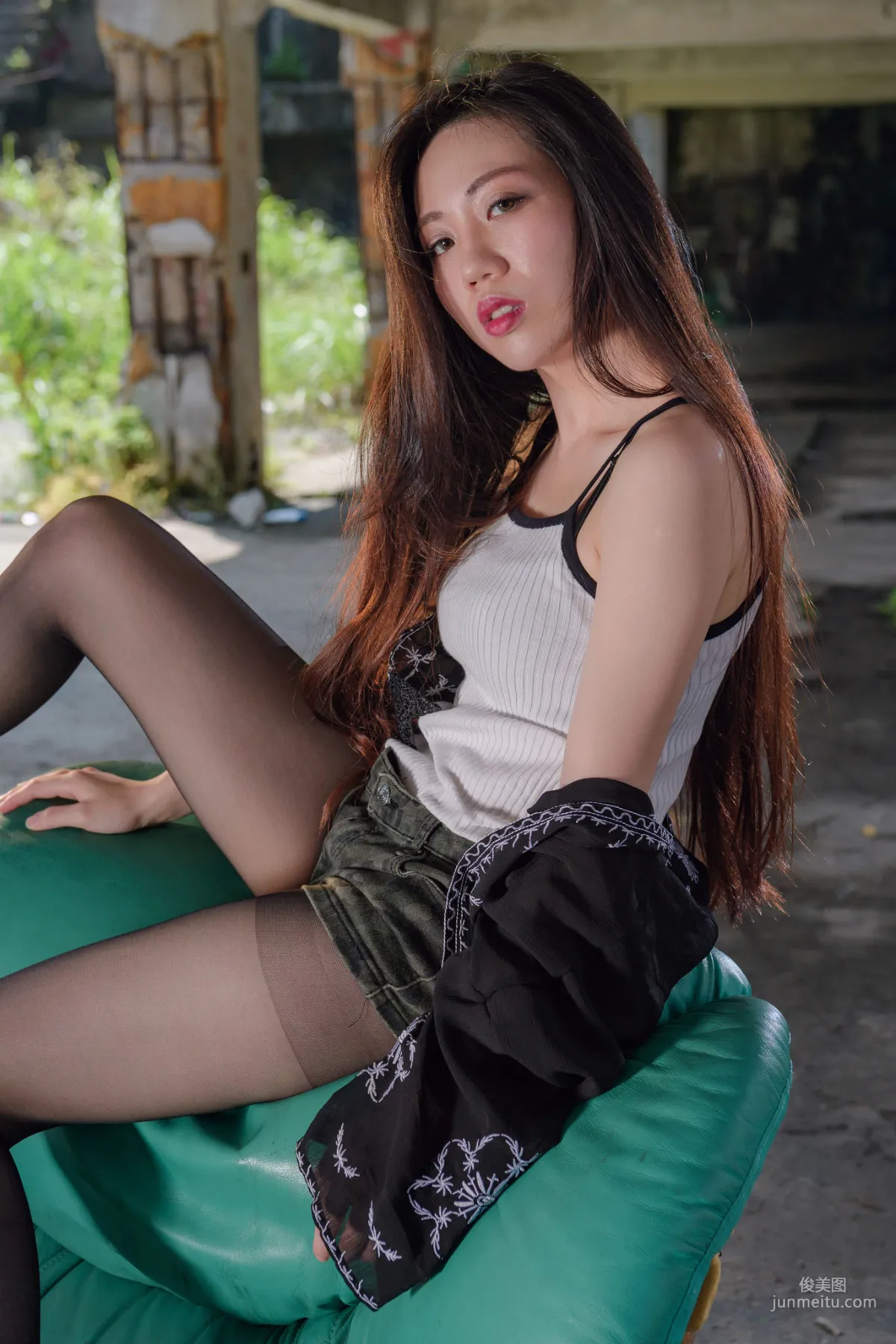 [台湾正妹] coco 阳光下的热裤黑丝 写真集43