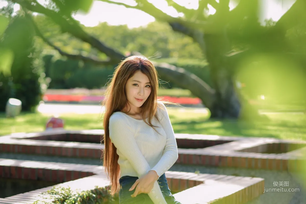 [台灣嫩模] 夏晴Miso《公園牛仔緊身褲美腿》 寫真集 34
