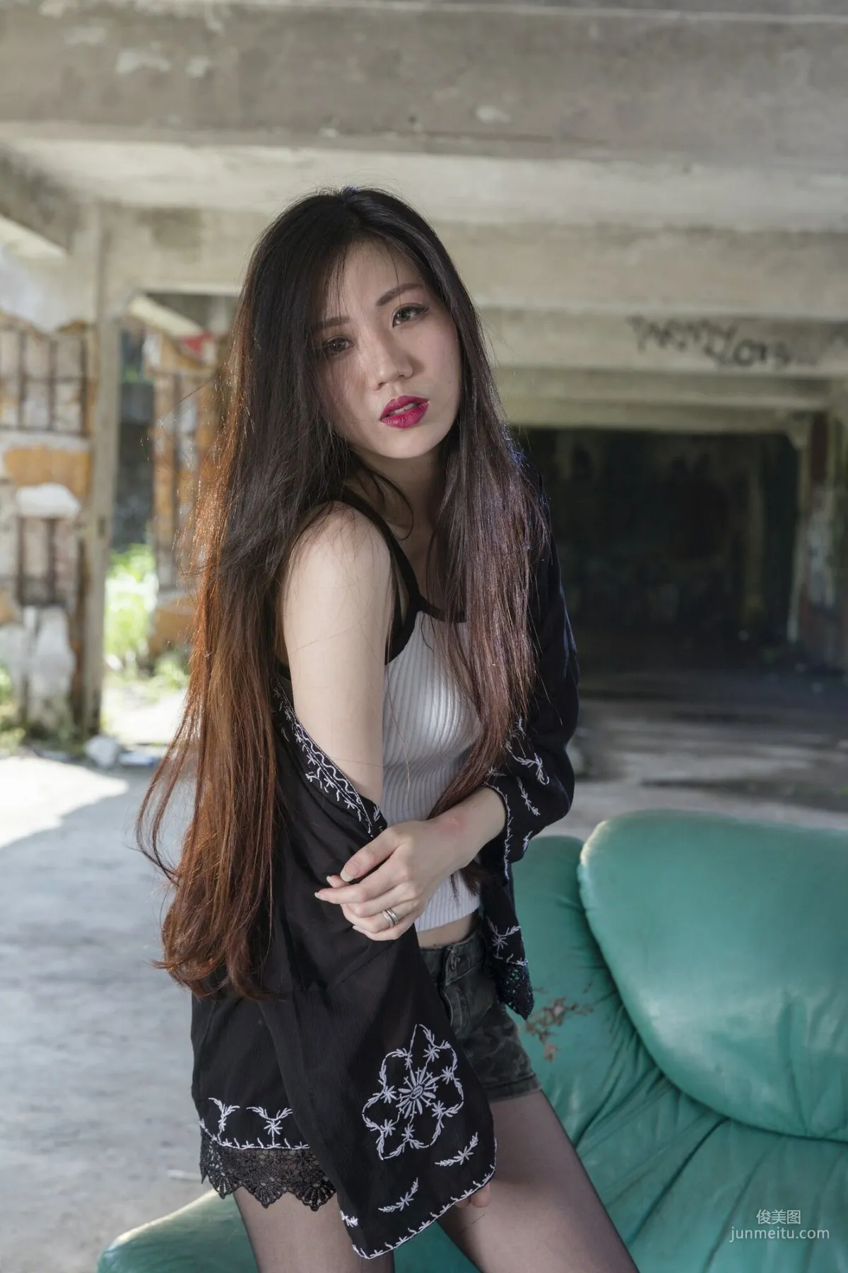 [台湾正妹] coco 阳光下的热裤黑丝 写真集28