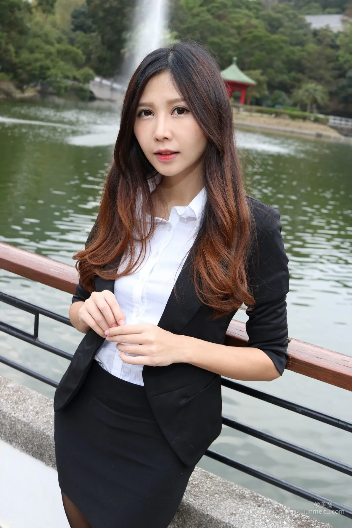 [台灣嫩模] Zooey《中文大學OL黑絲美腿》 寫真集 34
