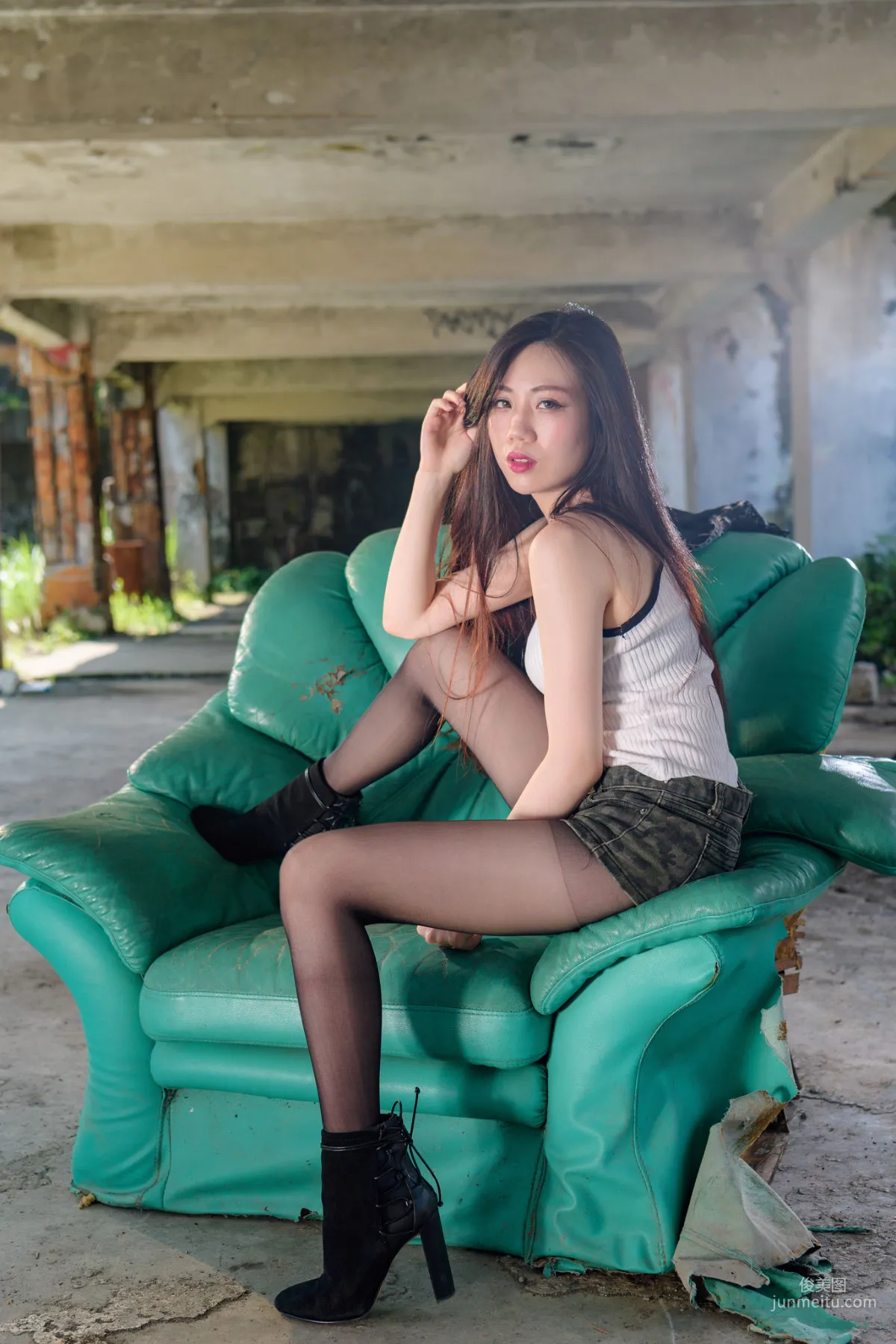 [台湾正妹] coco 阳光下的热裤黑丝 写真集4