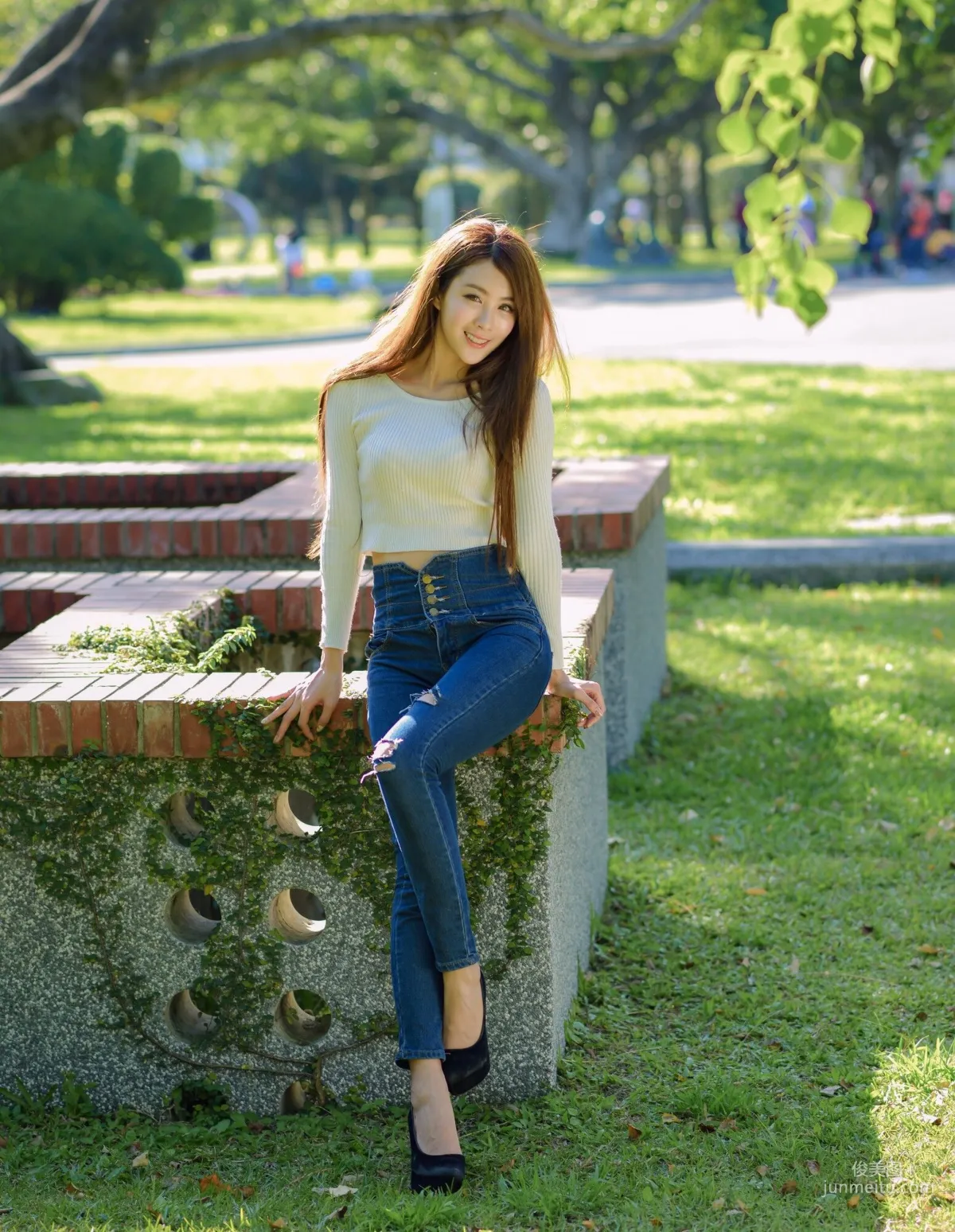 [台灣嫩模] 夏晴Miso《公園牛仔緊身褲美腿》 寫真集 35