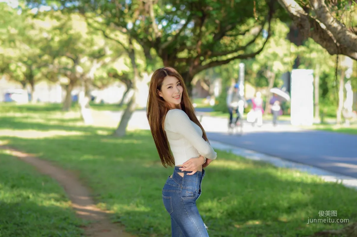 [台灣嫩模] 夏晴Miso《公園牛仔緊身褲美腿》 寫真集 53