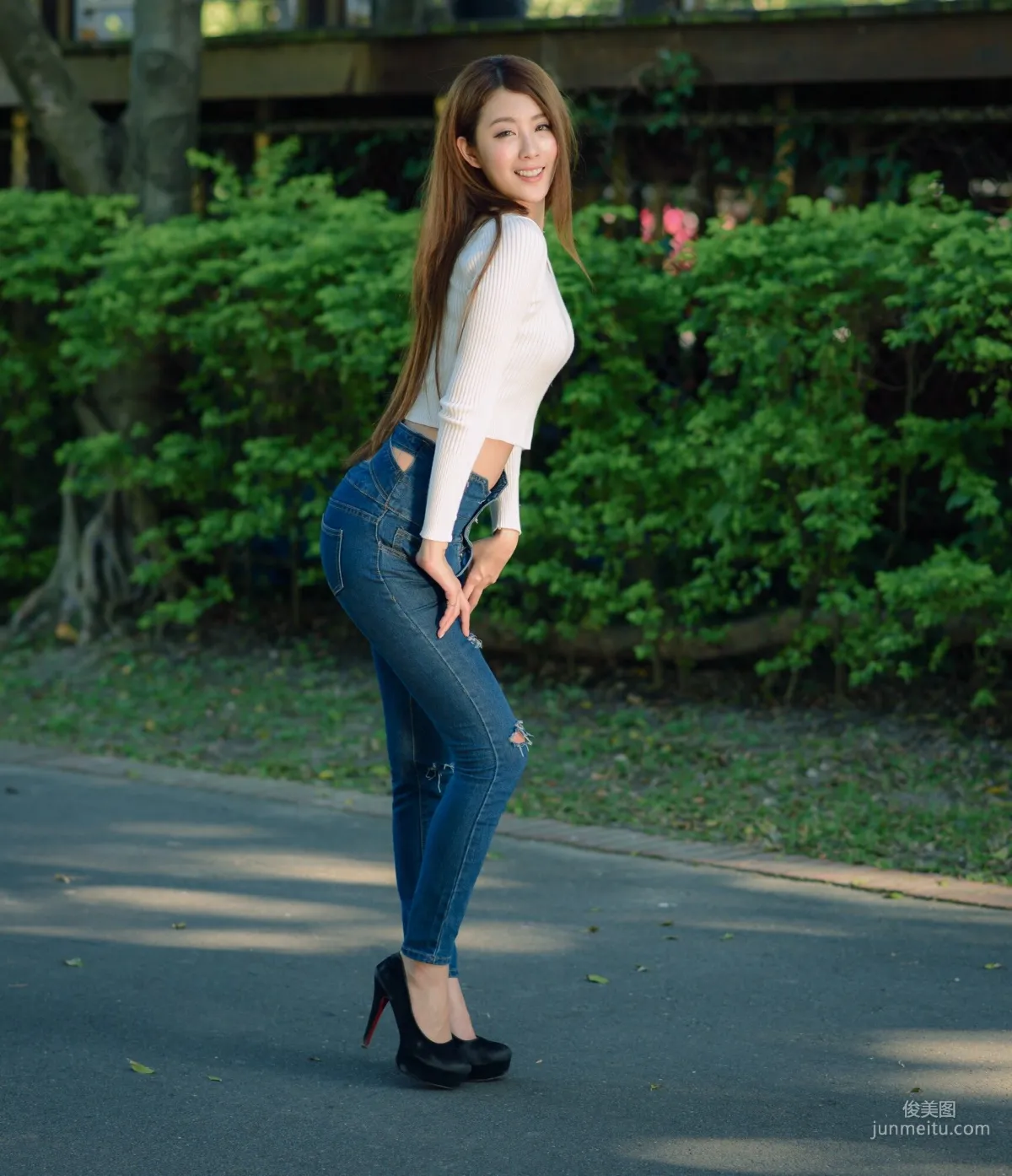 [台灣嫩模] 夏晴Miso《公園牛仔緊身褲美腿》 寫真集 24