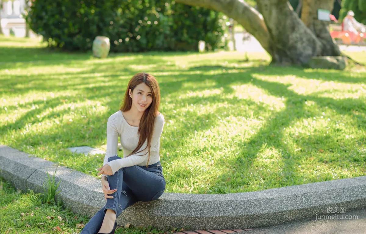 [台灣嫩模] 夏晴Miso《公園牛仔緊身褲美腿》 寫真集 25