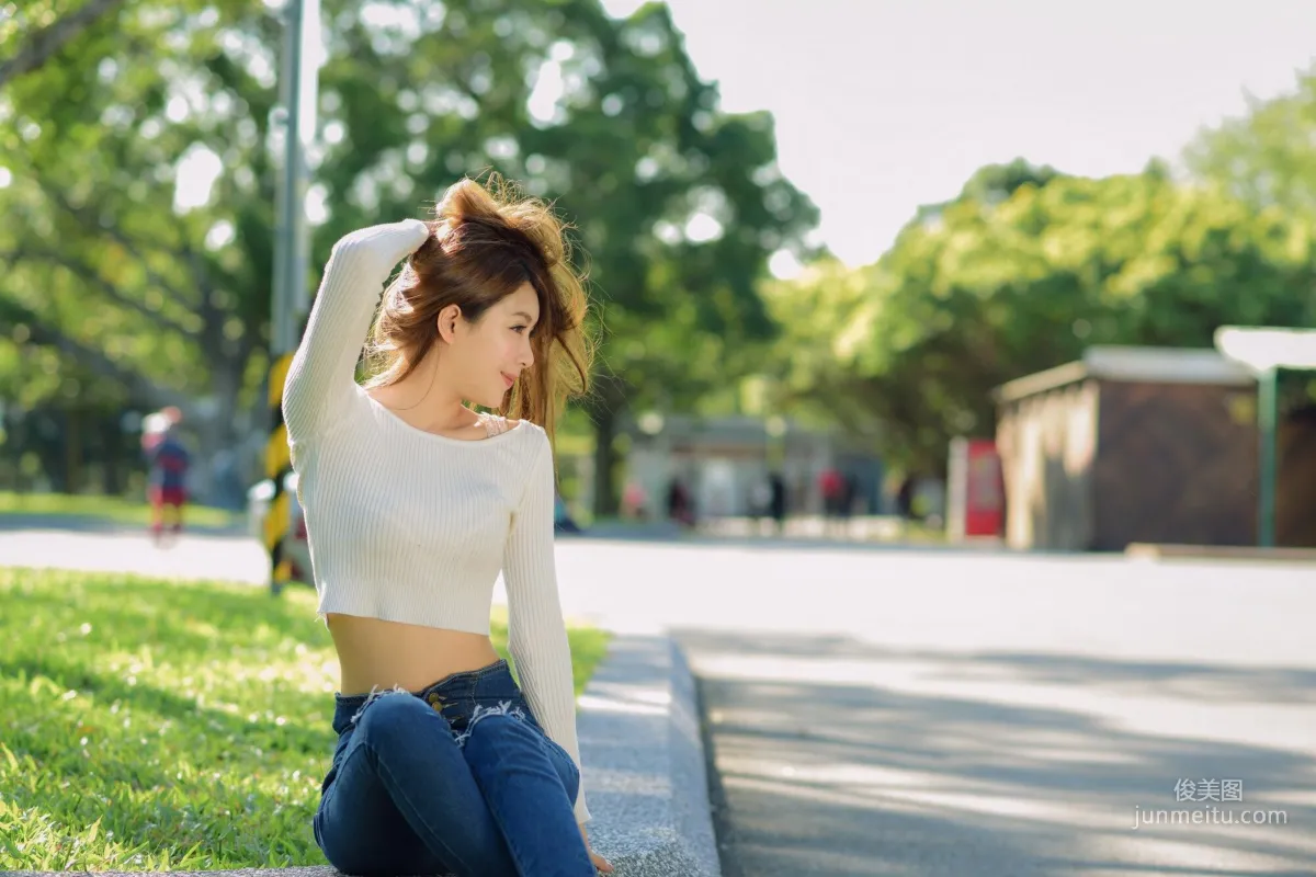[台灣嫩模] 夏晴Miso《公園牛仔緊身褲美腿》 寫真集 19