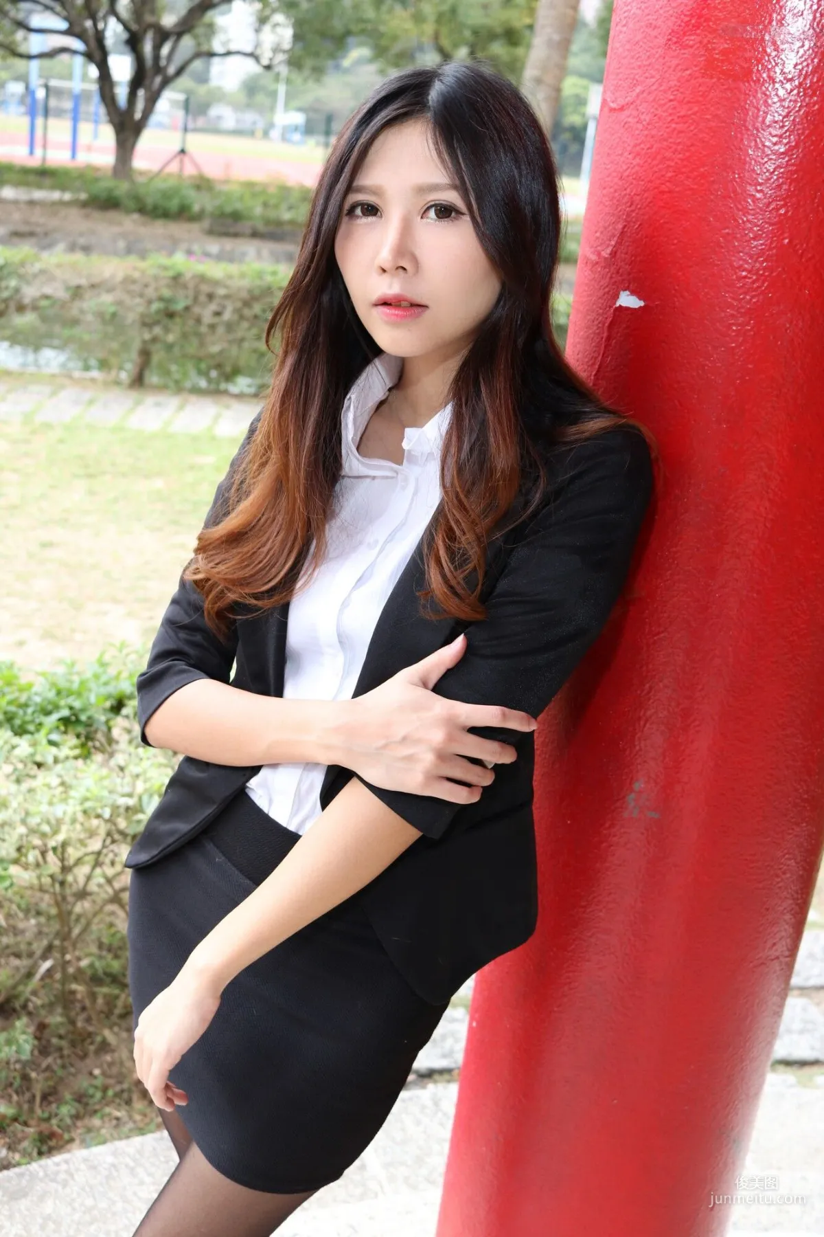[台灣嫩模] Zooey《中文大學OL黑絲美腿》 寫真集 27