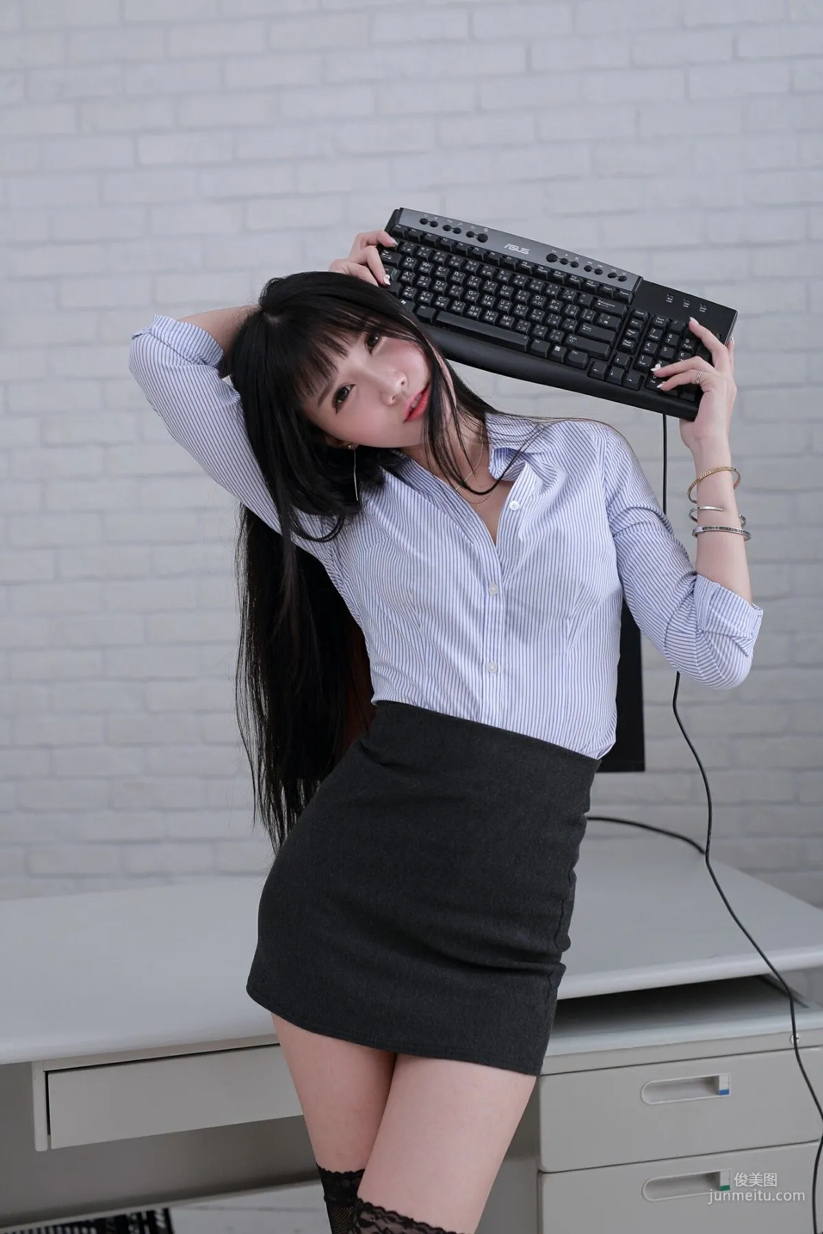 [台灣女神] 喬喬兒 - 吊帶黑絲嬌俏OL 寫真集 36