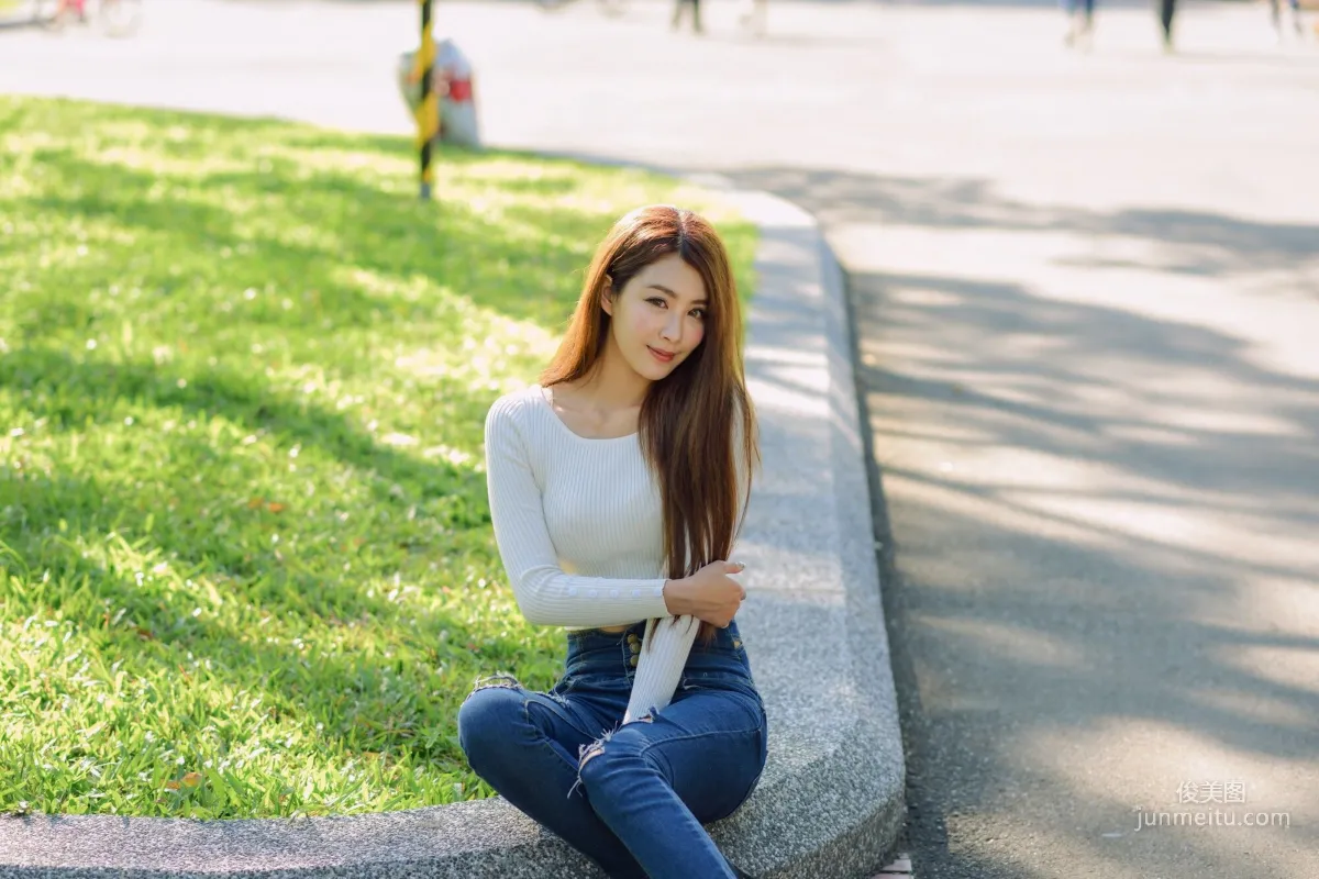 [台灣嫩模] 夏晴Miso《公園牛仔緊身褲美腿》 寫真集 8
