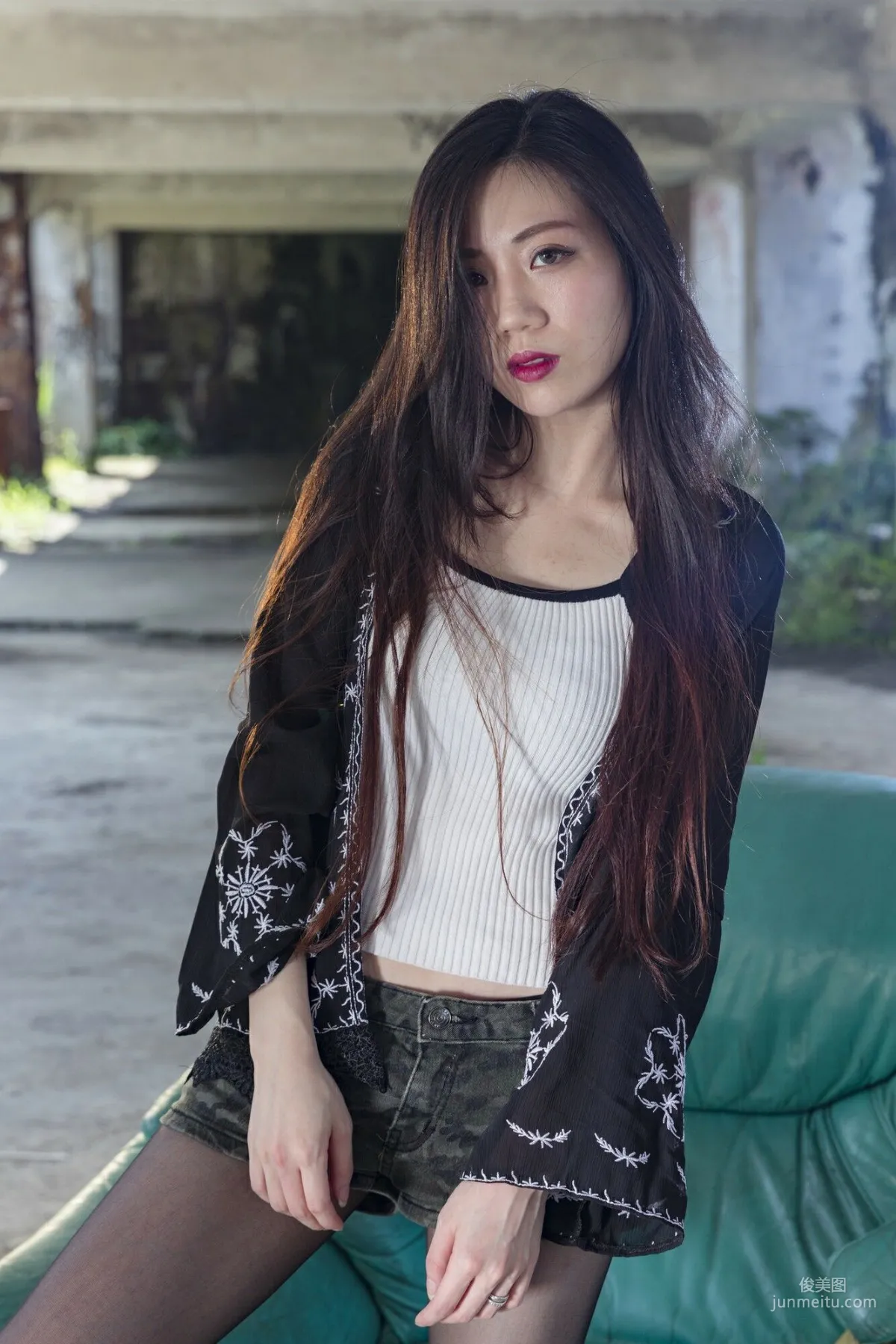 [台湾正妹] coco 阳光下的热裤黑丝 写真集1