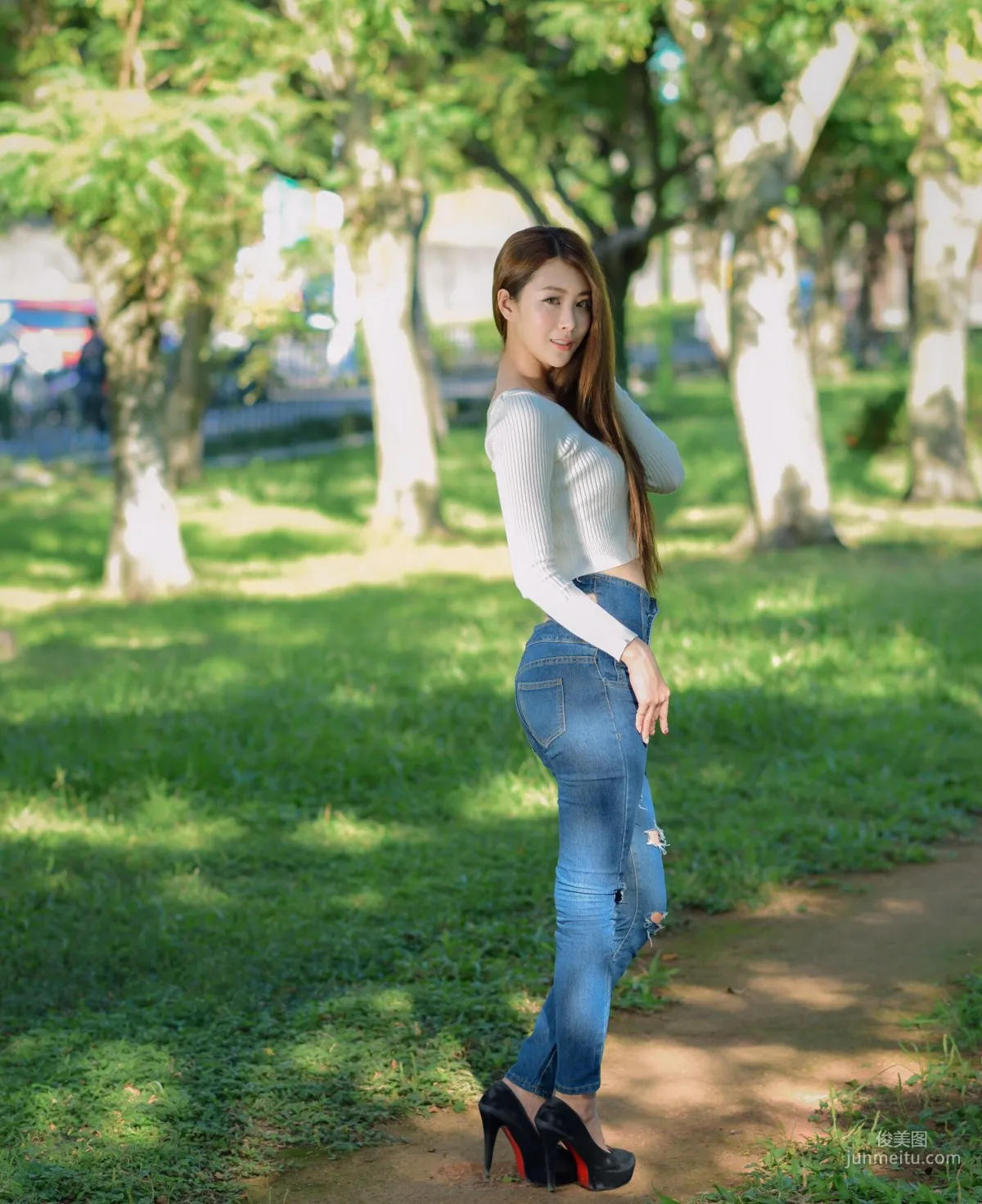 [台灣嫩模] 夏晴Miso《公園牛仔緊身褲美腿》 寫真集 21