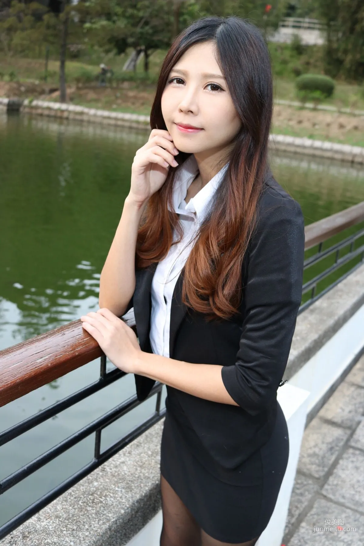 [台灣嫩模] Zooey《中文大學OL黑絲美腿》 寫真集 39