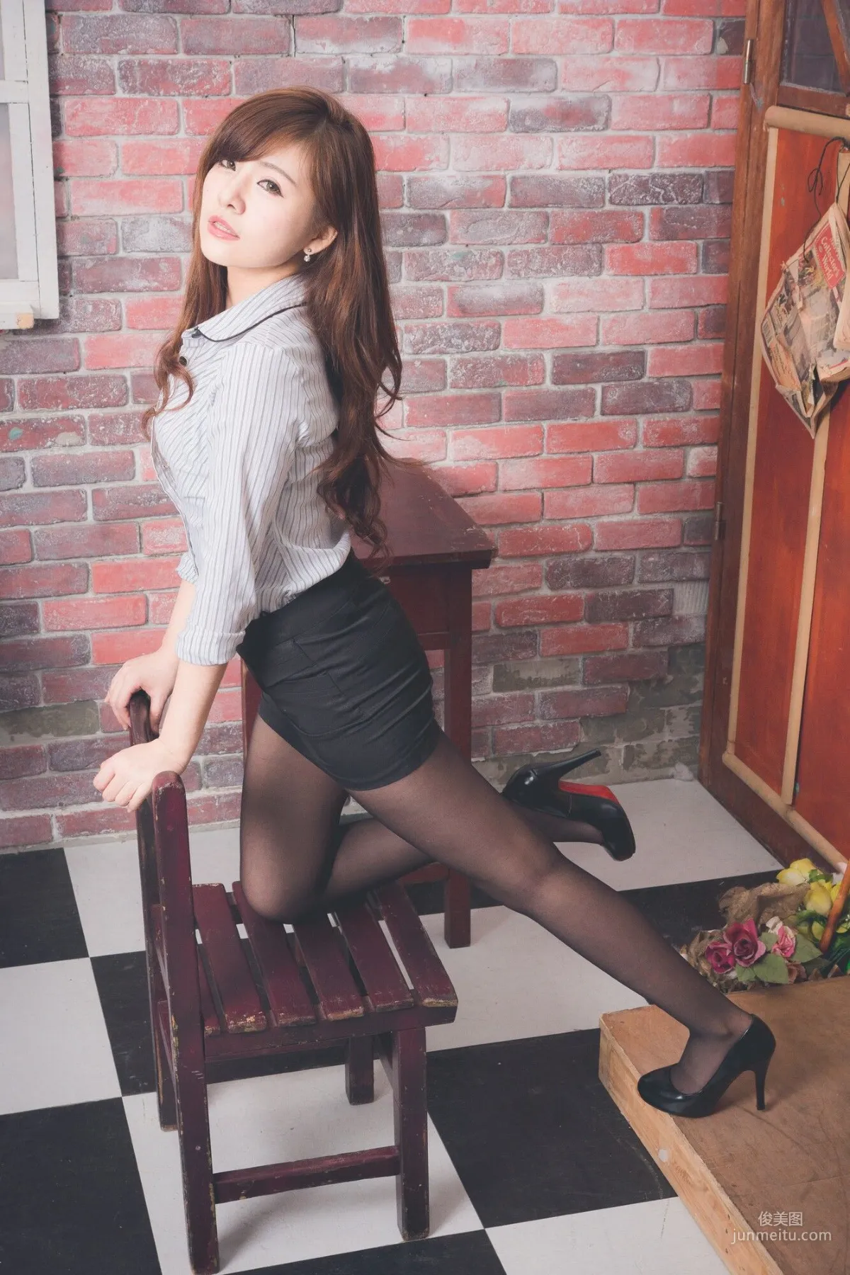 [台灣網紅美女] 邱艾比Abbie 黑絲OL教師賞 寫真集 12