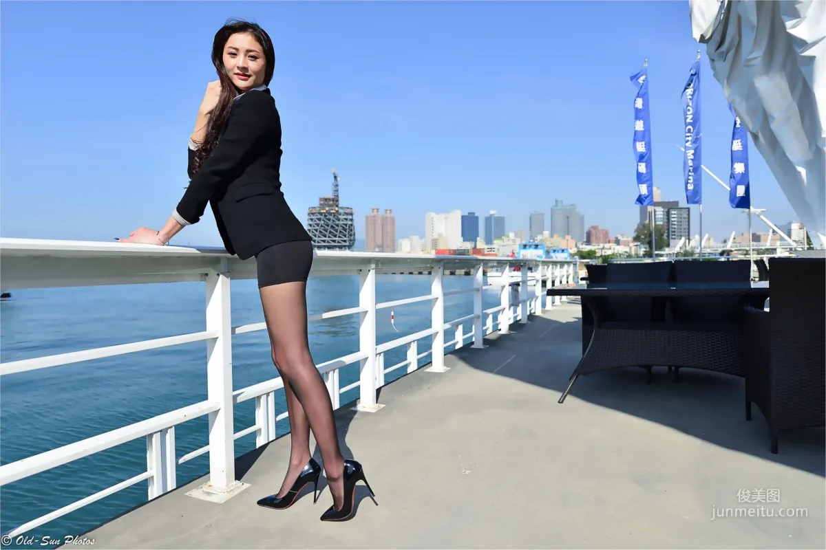 [台灣女神] 小梵《展覽館旁OL街拍》 寫真集 86