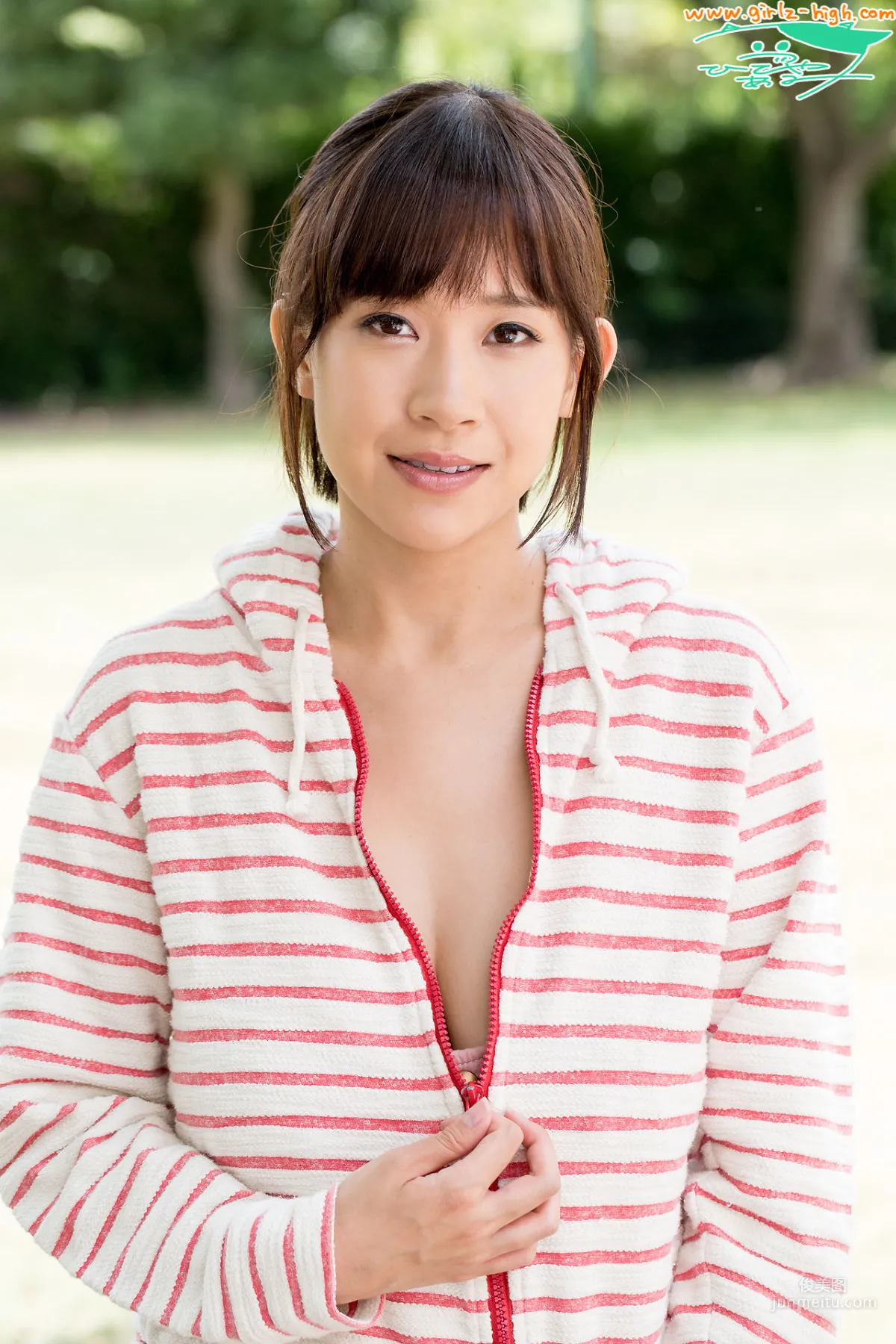 日比谷亜美《僕の下乳先生》サロペット [Girlz-High] 写真集1