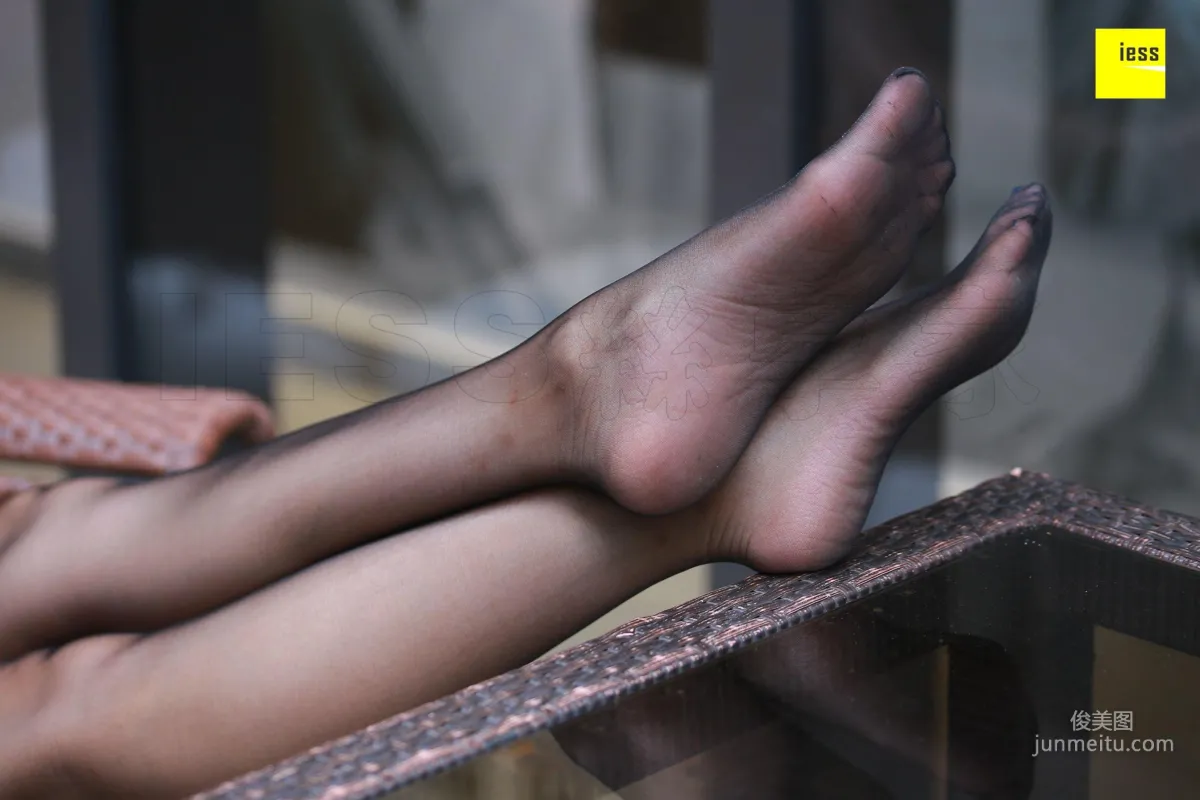 辣妈（君君）《白领辣妈户外玩鞋》 [异思趣向IESS] 丝享家256 写真集48