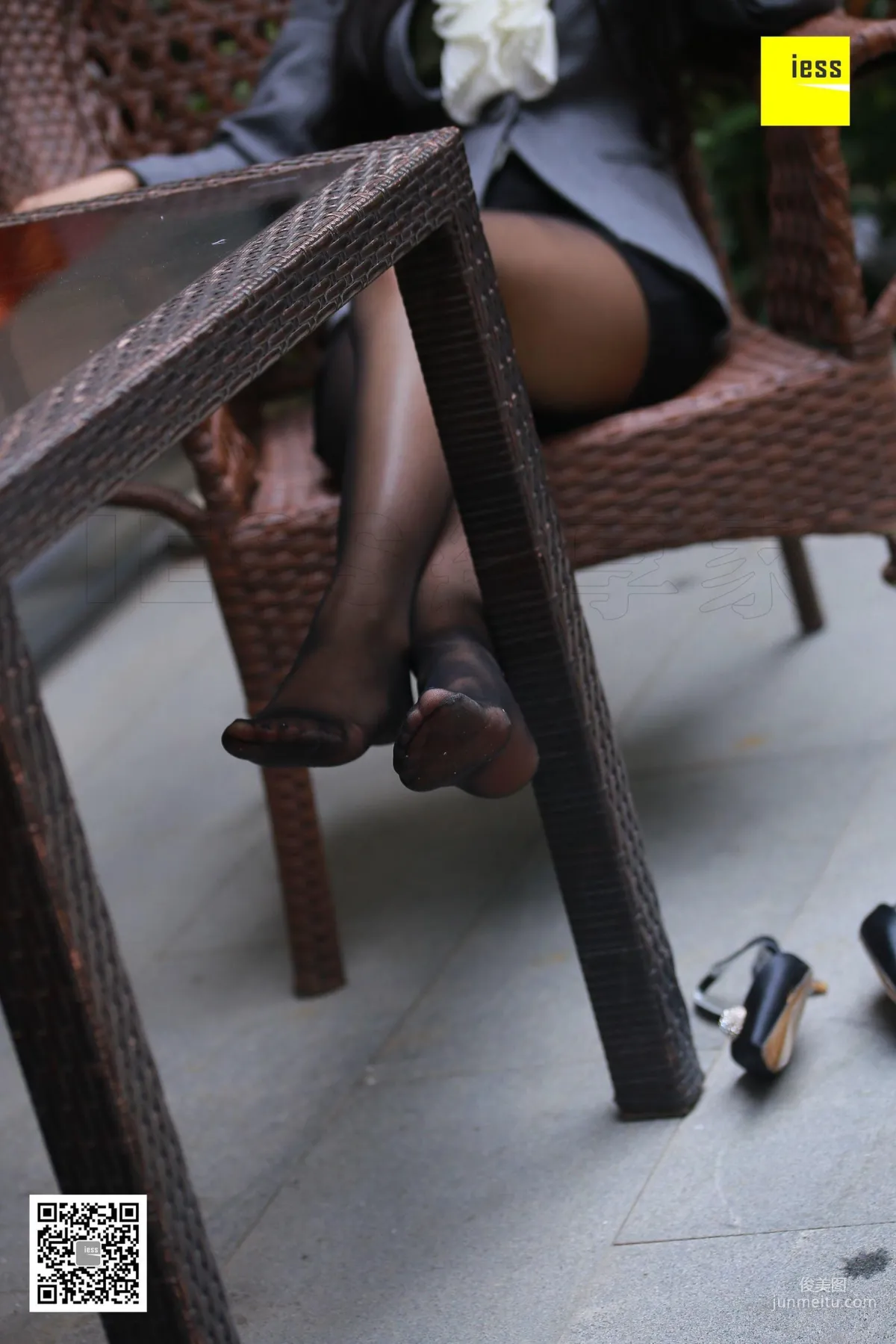 辣妈（君君）《白领辣妈户外玩鞋》 [异思趣向IESS] 丝享家256 写真集26