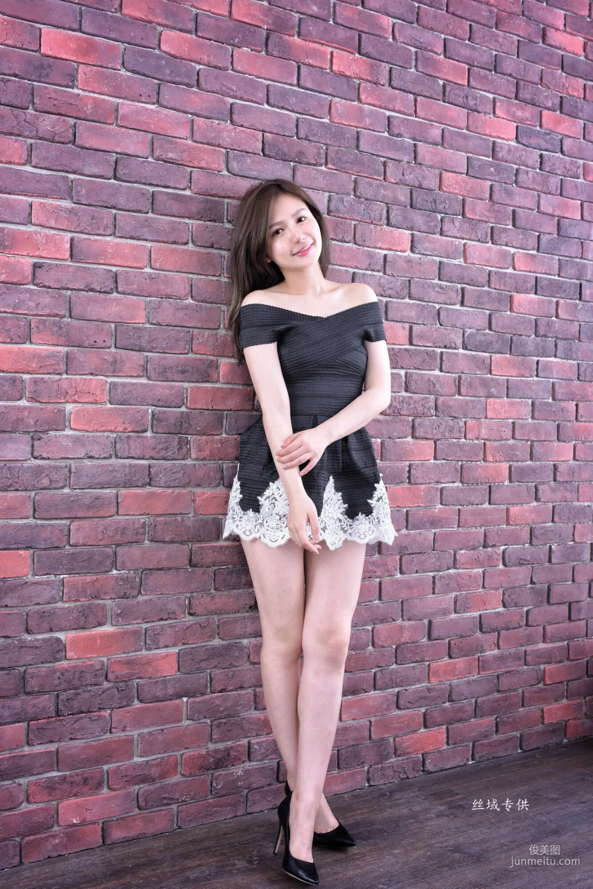 [台灣正妹] 邱愛晨 《2套美腿服裝》 寫真集 71