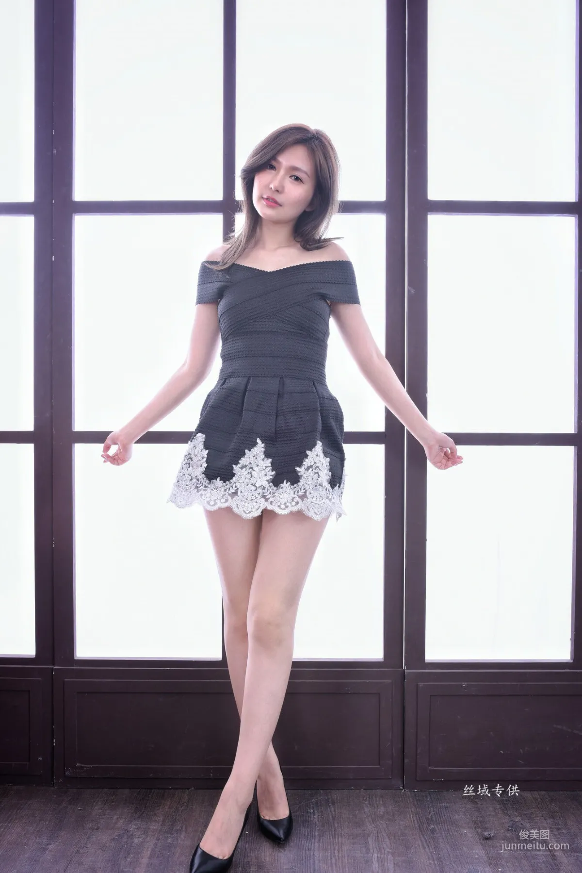 [台灣正妹] 邱愛晨 《2套美腿服裝》 寫真集 43