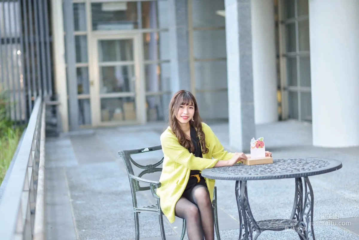 [台灣正妹] 題題《國美館.時裝》黑絲街拍 寫真集 26