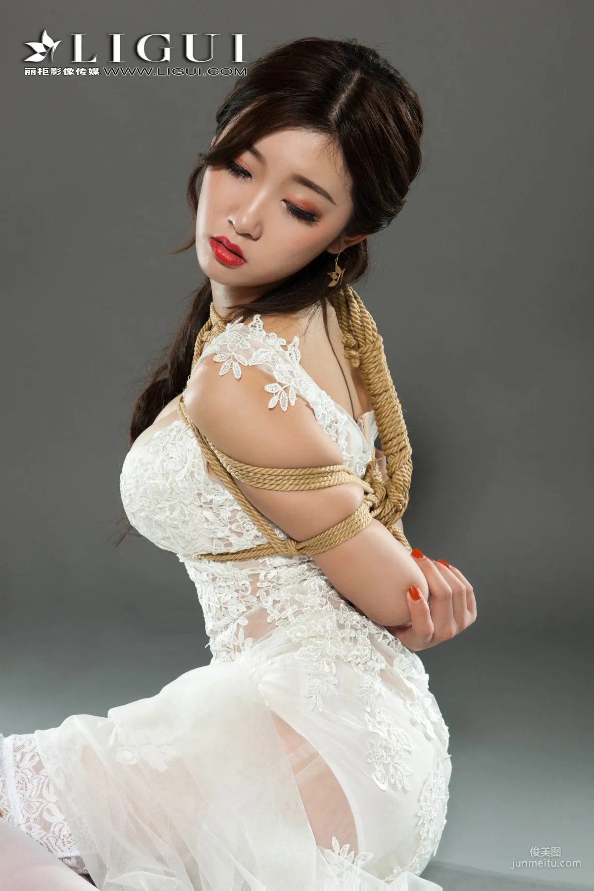 筱筱《蕾絲長裙美束》 [麗櫃Ligui] 美腿絲足寫真集 40